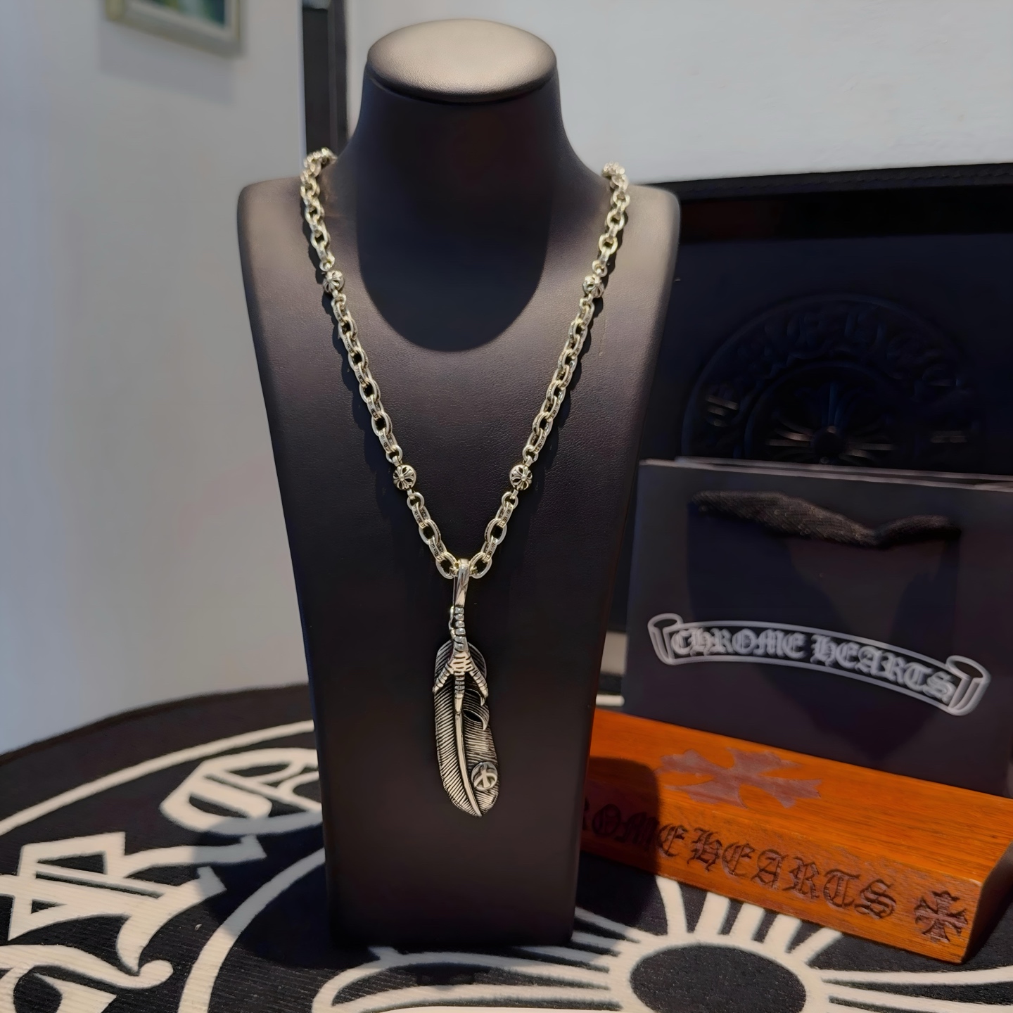 NO:381277,New [Counter Quality] Chrome Hearts retro cross ball necklace with different concave and convex shapes, presenting unique styles. Cross Scout flowers are Croxin's ambitions, so they last longer. Genuine version of Chrome Hearts Croxin, differentiating the market ordinary light version, matching the quality, looking at the details of the letter printing, retro old gray oxygen level. Seiko version!  !  !  Pure handmade ~ Authentic model opening must-have fashion and fashion, both men and women can wear it, same style for couples, original official website, rock punk style silver style, retro elements, trendy and versatile!  , jewelry boutique, chrome hearts, chrome hearts, necklace19860909新款【专柜品质】Chrome Hearts克罗心复古十字花球项链 凹凸造型不同的花纹设计风格 呈现出与众不同 十字架 童军花是克罗心的志 所以更经久不衰 正品打版Chrome Hearts克罗心 区别市场普通轻版 对版对标品质 看字印细节 复古做旧灰氧程度.精工版本！！！ 纯手工打造 ～正品开模潮流时尚必备 男女均可佩戴 情侣同款 官网原版 摇滚朋克泰银风格 复古元素 潮流百搭！,饰品精品,chrome hearts,chrome hearts,necklace,Jewelry