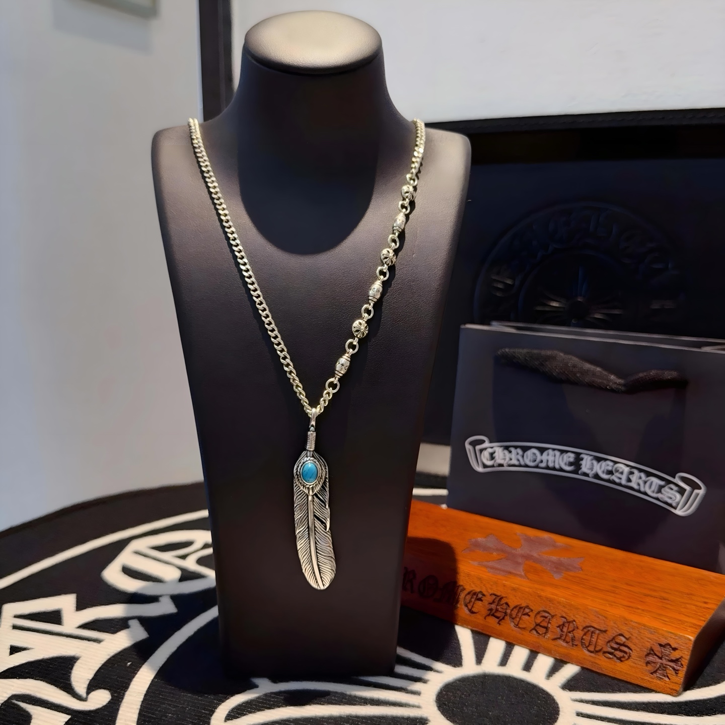 NO:381279,New [Counter Quality] Chrome Hearts Croxin sideways cross ball necklace, different pattern design styles with concave and convex shapes, presenting uniqueness. Cross Scout flowers are Croxin's ambitions, so they last longer. Genuine version of Chrome Hearts Croxin, differentiating the market, benchmarking the quality of the version, looking at the details of the letter printing, retro, old gray oxygen level. Seiko version!  !  !  Pure handmade ~ Authentic model opening must-have fashion and fashion, both men and women can wear it, same style for couples, original official website, rock punk style silver style, retro elements, trendy and versatile!  , jewelry boutique, chrome hearts, chrome hearts, necklace19860909新款【专柜品质】Chrome Hearts克罗心侧身十字花球项链 凹凸造型不同的花纹设计风格 呈现出与众不同 十字架 童军花是克罗心的志 所以更经久不衰 正品打版Chrome Hearts克罗心 区别市场普通轻版 对版对标品质 看字印细节 复古做旧灰氧程度.精工版本！！！ 纯手工打造 ～正品开模潮流时尚必备 男女均可佩戴 情侣同款 官网原版 摇滚朋克泰银风格 复古元素 潮流百搭！,饰品精品,chrome hearts,chrome hearts,necklace,Jewelry