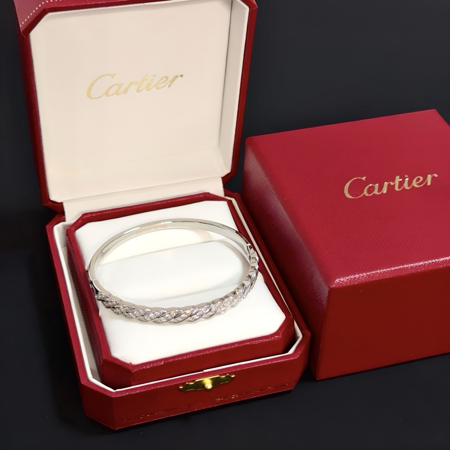 NO:381433,Cartier diamond-set bracelet, high-end customized version, diamond-set craftsmanship, V-gold material, classic and fashionable style, reconstructing love aesthetics with sharp lines!  Breaking the convention, diamond-inlaid design creates a high-end ceiling - no need to build glitz, love should be pure as before. Cartier is loved by many celebrities and internet celebrities. The Leopard series bracelet is definitely an eternal classic, and there is no limit on men and women, and no limit on age!  Wear it you are the focus!  , jewelry boutique, cartier, bracelet19860909卡地亚镶钻手镯 高端定制版本 镶嵌钻工艺 V金材质 经典而时尚风格 用凌厉线条重构爱情美学！打破常规,镶嵌钻设计反而成就高级感天花板——无需浮华堆砌,爱本应纯粹如初 卡地亚受众多明星网红的爱戴 豹子系列手镯 绝对是永恒经典 而且男女不限 年龄不限 ！戴上它你就是焦点！,饰品精品,cartier,bracelet,Jewelry