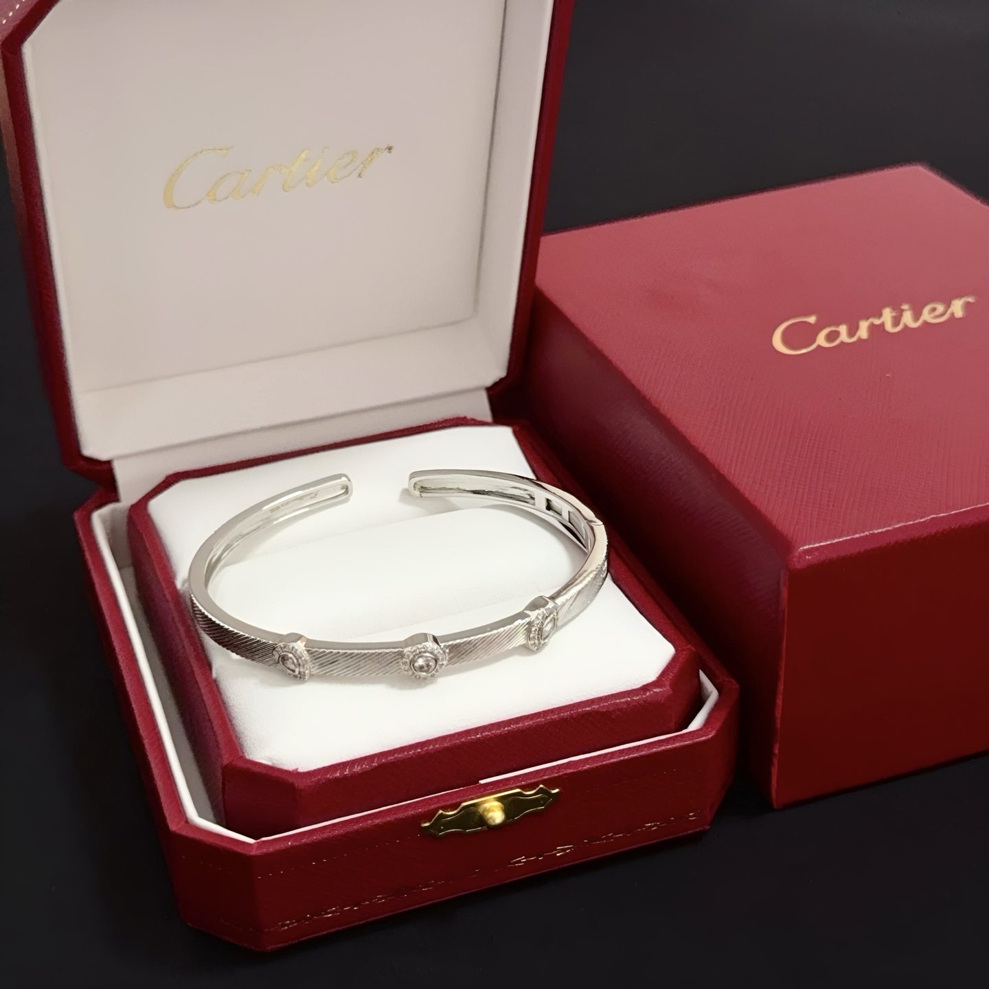 NO:381413,Cartier love diamond-set bracelet, high-end customized version, diamond-set craftsmanship, V-gold material, classic and fashionable style, reconstructing love aesthetics with sharp lines!  Breaking the convention, diamond-inlaid design creates a high-end ceiling - no need to build glitz, love should be pure as before. Cartier is loved by many celebrities and internet celebrities. The Leopard series bracelet is definitely an eternal classic, and there is no limit on men and women, and no limit on age!  Wear it you are the focus!  , jewelry boutique, cartier, bracelet19860909卡地亚love镶钻手镯 高端定制版本 镶嵌钻工艺 V金材质 经典而时尚风格 用凌厉线条重构爱情美学！打破常规,镶嵌钻设计反而成就高级感天花板——无需浮华堆砌,爱本应纯粹如初 卡地亚受众多明星网红的爱戴 豹子系列手镯 绝对是永恒经典 而且男女不限 年龄不限 ！戴上它你就是焦点！,饰品精品,cartier,bracelet,Jewelry