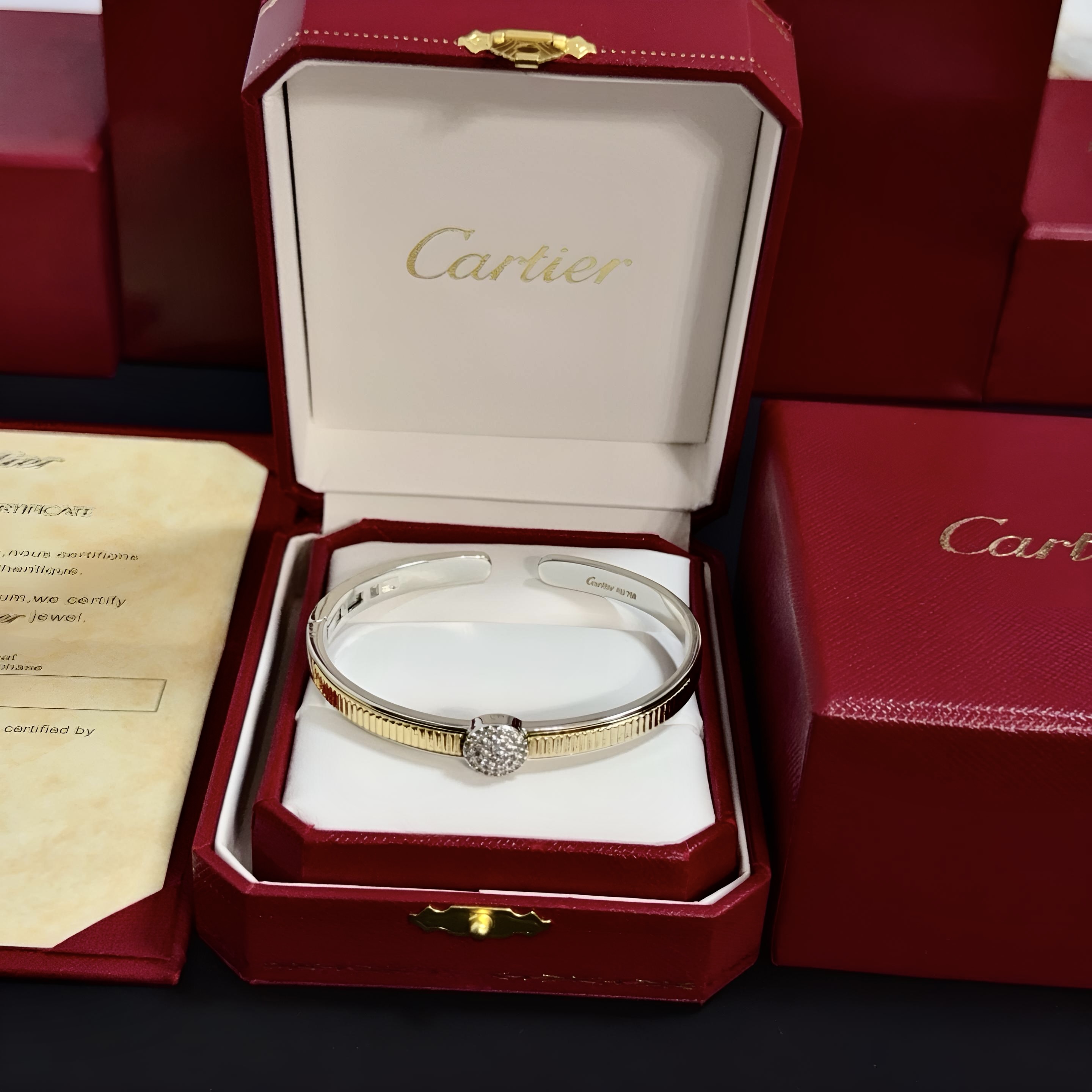 NO:381416,Cartier diamond-set bracelet, high-end customized version, diamond-set craftsmanship, V-gold material, classic and fashionable style, reconstructing love aesthetics with sharp lines!  Breaking the convention, diamond-inlaid design creates a high-end ceiling - no need to build glitz, love should be pure as before. Cartier is loved by many celebrities and internet celebrities. The Leopard series bracelet is definitely an eternal classic, and there is no limit on men and women, and no limit on age!  Wear it you are the focus, jewelry quality, cartier, bracelet19860909卡地亚镶钻手镯 高端定制版本 镶嵌钻工艺 V金材质 经典而时尚风格 用凌厉线条重构爱情美学！打破常规,镶嵌钻设计反而成就高级感天花板——无需浮华堆砌,爱本应纯粹如初 卡地亚受众多明星网红的爱戴 豹子系列手镯 绝对是永恒经典 而且男女不限 年龄不限 ！戴上它你就是焦点,饰品精品,cartier,bracelet,Jewelry