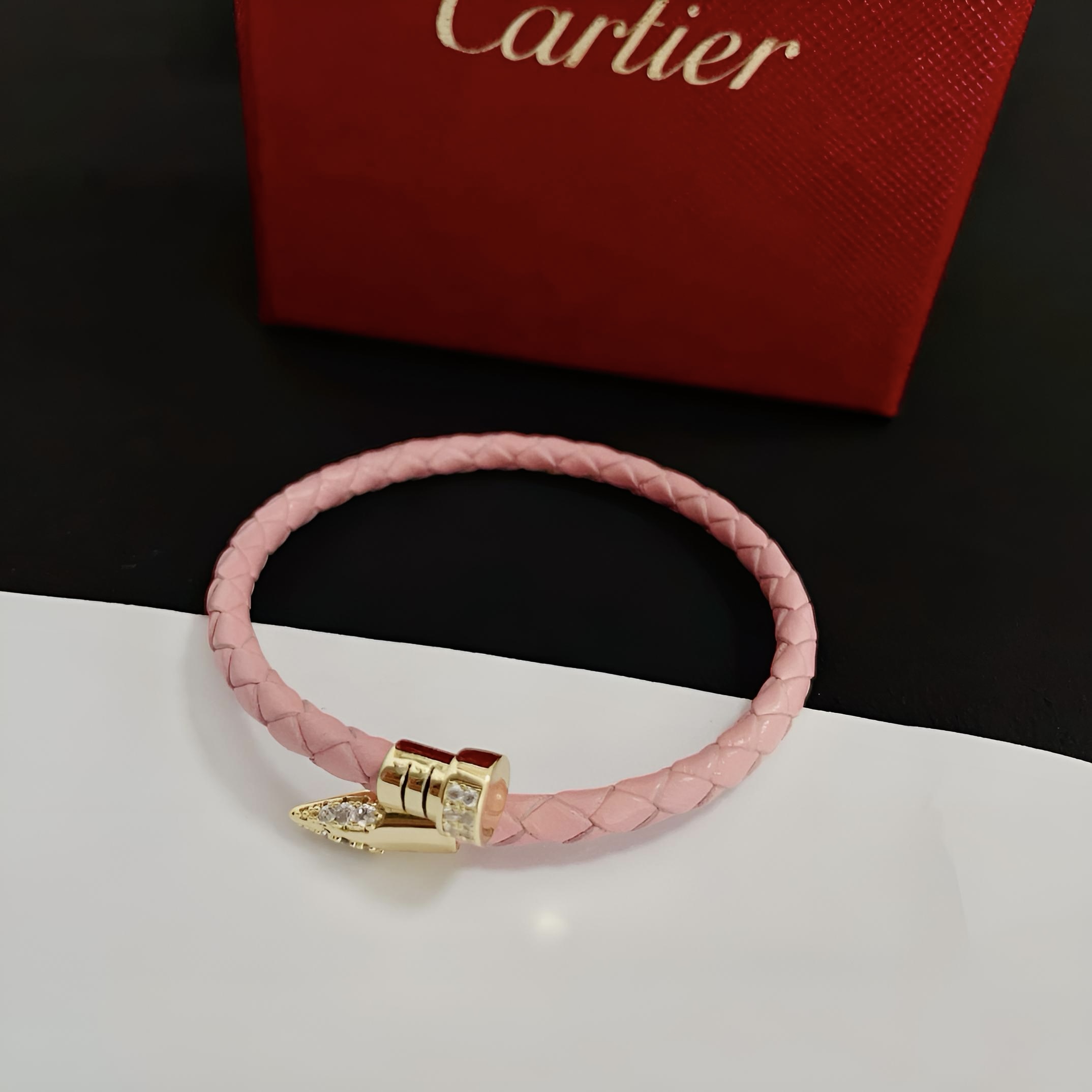 NO:381422,Cartier nail bracelet, high-end customized version, diamond inlay craft, V-gold material, classic and fashionable style, reconstructing love aesthetics with sharp lines!  Breaking the convention, diamond-inlaid design creates a high-end ceiling - no need to build glitz, love should be pure as before. Cartier is loved by many celebrities and internet celebrities. The Leopard series bracelet is definitely an eternal classic, and there is no limit on men and women, and no limit on age!  Wear it you are the focus!  , jewelry boutique, cartier, bracelet19860909卡地亚钉子手镯 高端定制版本 镶嵌钻工艺 V金材质 经典而时尚风格 用凌厉线条重构爱情美学！打破常规,镶嵌钻设计反而成就高级感天花板——无需浮华堆砌,爱本应纯粹如初 卡地亚受众多明星网红的爱戴 豹子系列手镯 绝对是永恒经典 而且男女不限 年龄不限 ！戴上它你就是焦点！,饰品精品,cartier,bracelet,Jewelry