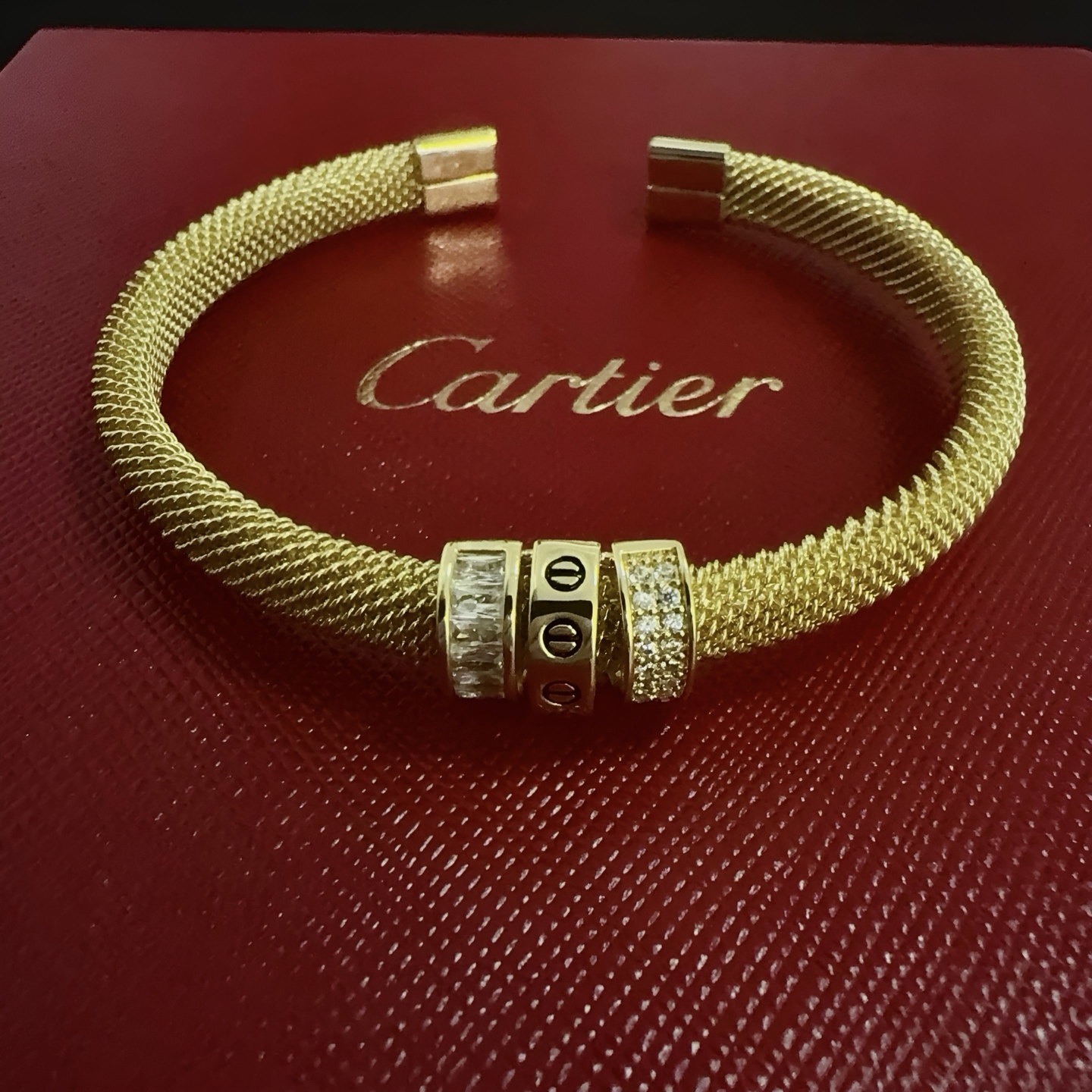 NO:381431,Cartier love diamond inlaid bracelet, high-end customized version, diamond inlaid craft, V-gold material, classic and fashionable style, reconstruct love aesthetics with sharp lines!  Breaking the convention, diamond-inlaid design creates a high-end ceiling - no need to build glitz, love should be pure as before. Cartier is loved by many celebrities and internet celebrities. The Leopard series bracelet is definitely an eternal classic, and there is no limit on men and women, and no limit on age!  Wear it you are the focus!  , jewelry boutique, cartier, bracelet19860909卡地亚love爱镶钻手镯 高端定制版本 镶嵌钻工艺 V金材质 经典而时尚风格 用凌厉线条重构爱情美学！打破常规,镶嵌钻设计反而成就高级感天花板——无需浮华堆砌,爱本应纯粹如初 卡地亚受众多明星网红的爱戴 豹子系列手镯 绝对是永恒经典 而且男女不限 年龄不限 ！戴上它你就是焦点！,饰品精品,cartier,bracelet,Jewelry