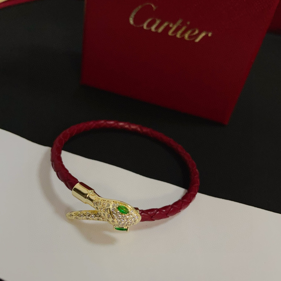 NO:381428,Cartier nail diamond-inlaid bracelet, same style as celebrity internet celebrities, Xiaohongshu Douyin hottest version, high-end customized version, diamond inlaid craft, V-gold material, classic and fashionable style, reconstruct love aesthetics with sharp lines!  Breaking the convention, diamond-inlaid design creates a high-end ceiling - no need to build glitz, love should be pure as before. Cartier is loved by many celebrities and internet celebrities. The Leopard series bracelet is definitely an eternal classic, and there is no limit on men and women, and no limit on age!  Put it on and you are the protagonist!  , jewelry boutique, cartier, bracelet19860909卡地亚钉子镶钻手镯 明星网红同款 小红书抖音爆款 高端定制版本 镶嵌钻工艺 V金材质 经典而时尚风格 用凌厉线条重构爱情美学！打破常规,镶嵌钻设计反而成就高级感天花板——无需浮华堆砌,爱本应纯粹如初 卡地亚受众多明星网红的爱戴 豹子系列手镯 绝对是永恒经典 而且男女不限 年龄不限 ！戴上它你就是主角！,饰品精品,cartier,bracelet,Jewelry