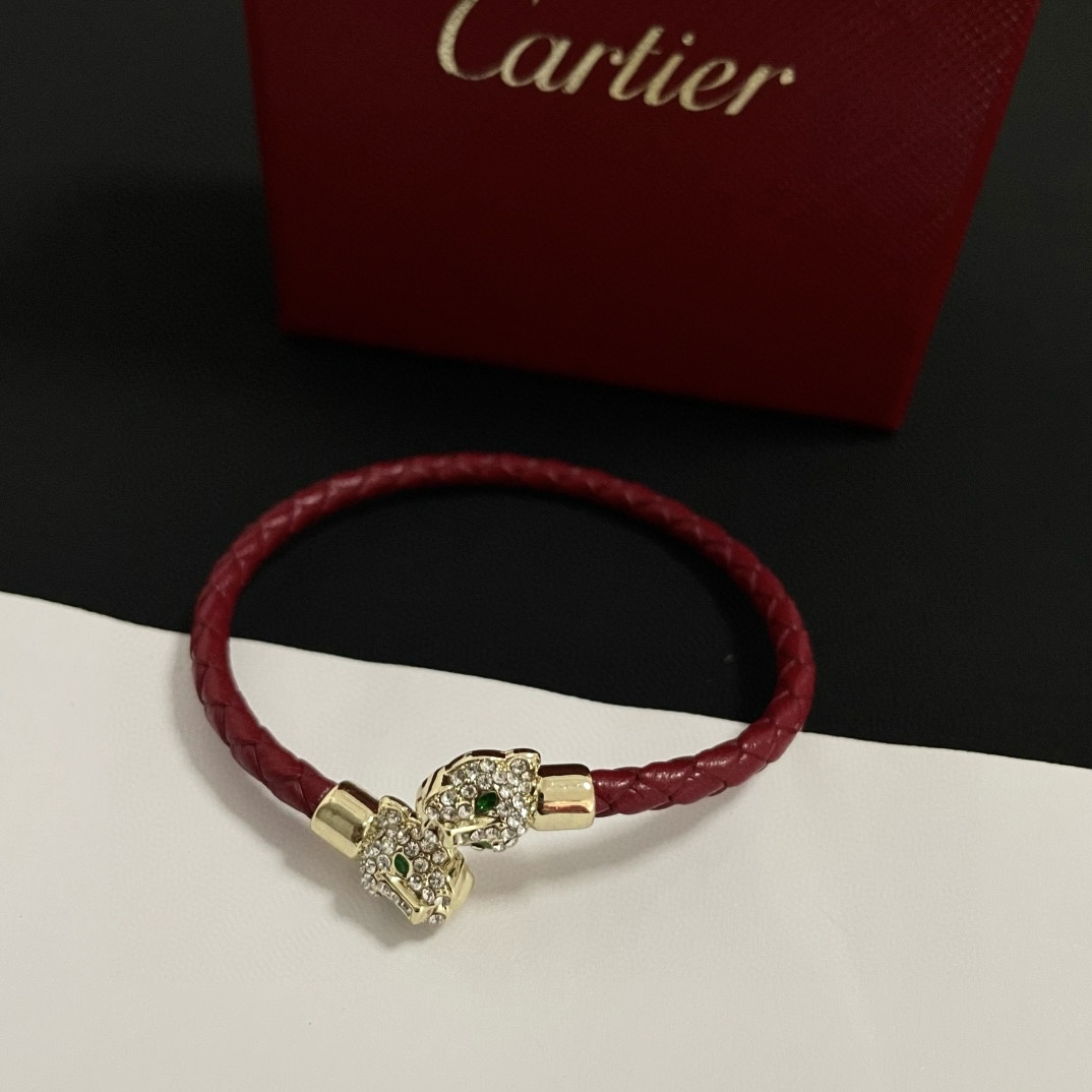 NO:382212,Cartier diamond-inlaid leather rope bracelet high-end customized version diamond-inlaid craft V-gold material classic and fashionable style reconstructs love aesthetics with sharp lines!  Breaking the convention, diamond-inlaid design creates a high-end ceiling - no need to build glitz, love should be pure as before. Cartier is loved by many celebrities and internet celebrities. The Leopard series bracelet is definitely an eternal classic, and there is no limit on men and women, and no limit on age!  Wear it you are the focus!  , jewelry boutique, cartier, bracelet19860909卡地亚镶钻皮绳手镯 高端定制版本 镶嵌钻工艺 V金材质 经典而时尚风格 用凌厉线条重构爱情美学！打破常规,镶嵌钻设计反而成就高级感天花板——无需浮华堆砌,爱本应纯粹如初 卡地亚受众多明星网红的爱戴 豹子系列手镯 绝对是永恒经典 而且男女不限 年龄不限 ！戴上它你就是焦点！,饰品精品,cartier,bracelet,Jewelry
