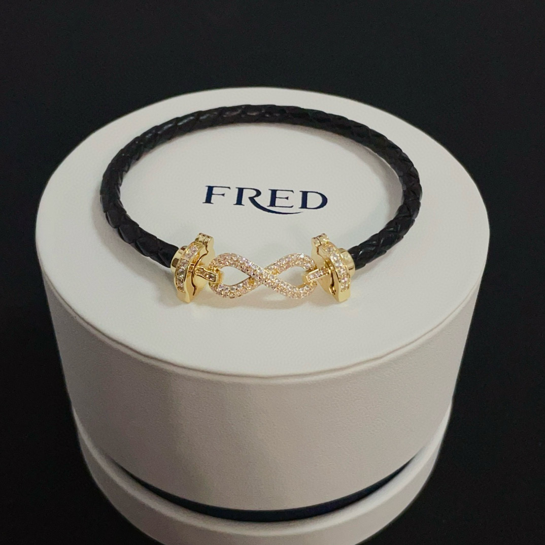 NO:382218,Popular Feredman Diamond Horseshoe Button Leather Rope Bracelet Bracelet Celebrities The same style as the celebrity celebrity Xiaohongshu Douyin hottest classic and versatile, Internet celebrity expert The must-have item for fashion, fashionable and exquisite, 11 pairs of customized versions, thickened electroplating 18k craftsmanship, very versatile!  !  , jewelry quality, bracelet19860909火爆 费雷德满钻马蹄扣皮绳手镯手绳明星网红同款 小红书 抖音爆款 经典百搭,网红达人 时尚一族备必单品,时尚精致,11对版定制,加厚电镀18k工艺,上手效果非常百搭！！,饰品精品,bracelet,Jewelry