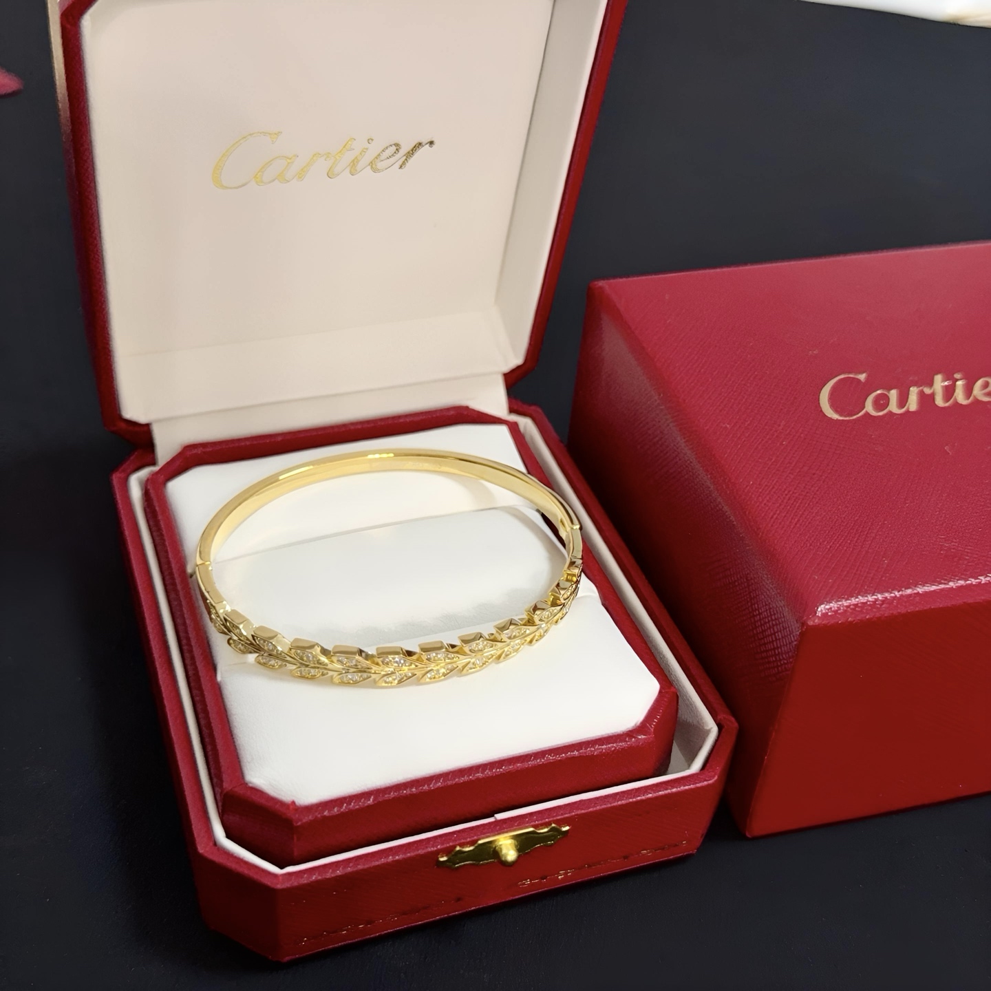 NO:382185,Cartier diamond-set bracelet, high-end customized version, diamond-set craftsmanship, V-gold material, classic and fashionable style, reconstructing love aesthetics with sharp lines!  Breaking the convention, diamond-inlaid design creates a high-end ceiling - no need to build glitz, love should be pure as before. Cartier is loved by many celebrities and internet celebrities. The Leopard series bracelet is definitely an eternal classic, and there is no limit on men and women, and no limit on age!  Wear it you are the focus!  , jewelry boutique, cartier, bracelet19860909卡地亚镶钻手镯 高端定制版本 镶嵌钻工艺 V金材质 经典而时尚风格 用凌厉线条重构爱情美学！打破常规,镶嵌钻设计反而成就高级感天花板——无需浮华堆砌,爱本应纯粹如初 卡地亚受众多明星网红的爱戴 豹子系列手镯 绝对是永恒经典 而且男女不限 年龄不限 ！戴上它你就是焦点！,饰品精品,cartier,bracelet,Jewelry