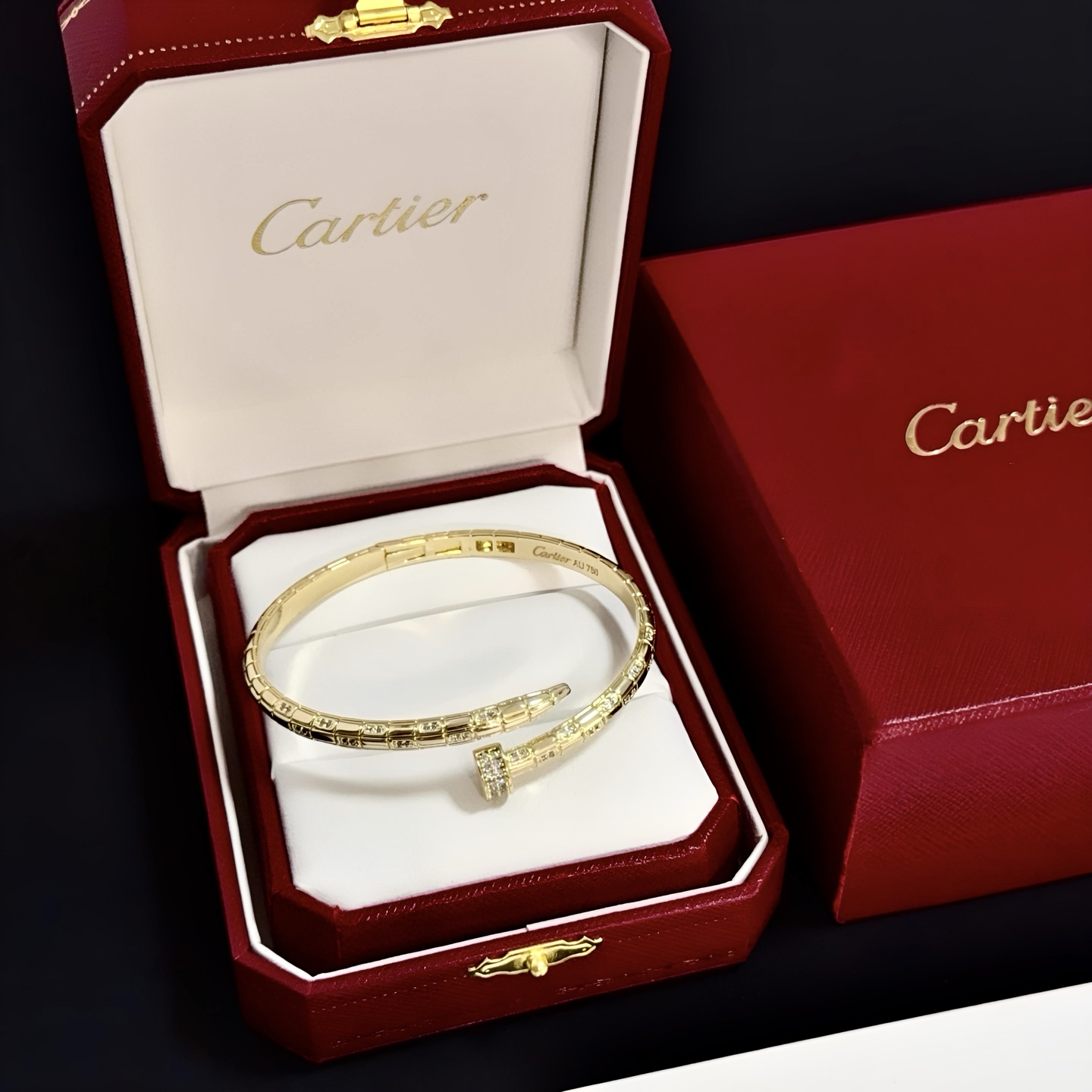 NO:382189,Cartier diamond-set nail bracelet, high-end customized version, diamond-set craftsmanship, V-gold material, classic and fashionable style, reconstructing love aesthetics with sharp lines!  Breaking the convention, diamond-inlaid design creates a high-end ceiling - no need to build glitz, love should be pure as before. Cartier is loved by many celebrities and internet celebrities. The Leopard series bracelet is definitely an eternal classic, and there is no limit on men and women, and no limit on age!  Wear it you are the focus!  , jewelry boutique, cartier, bracelet19860909卡地亚镶钻钉子手镯 高端定制版本 镶嵌钻工艺 V金材质 经典而时尚风格 用凌厉线条重构爱情美学！打破常规,镶嵌钻设计反而成就高级感天花板——无需浮华堆砌,爱本应纯粹如初 卡地亚受众多明星网红的爱戴 豹子系列手镯 绝对是永恒经典 而且男女不限 年龄不限 ！戴上它你就是焦点！,饰品精品,cartier,bracelet,Jewelry