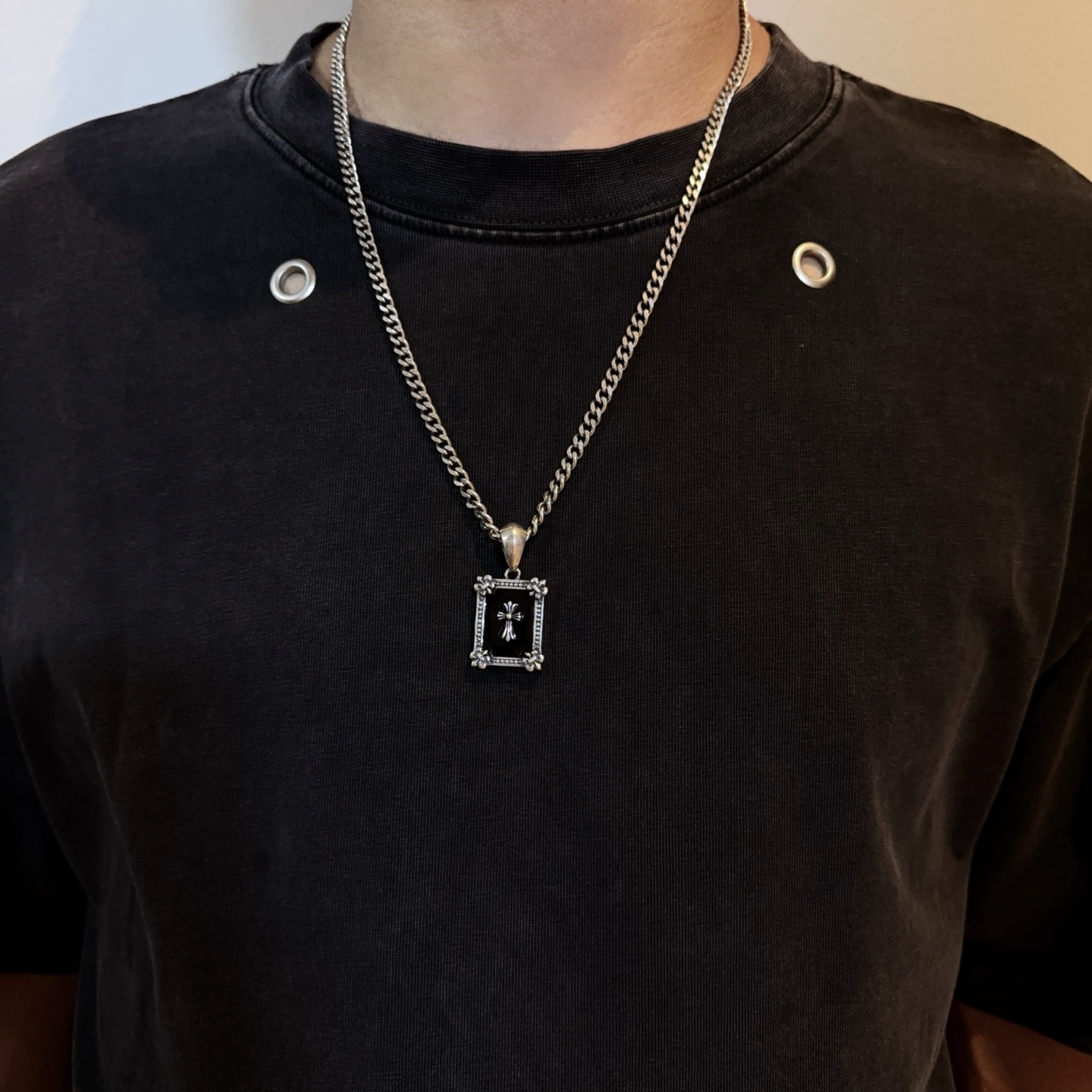 NO:381921,New [Counter Quality] Chrome Hearts Croxin Classic Retro Necklace Square Cross Pendant Different Concave and Convex and Convex Design Styles Presenting Different Cross Scout Flowers are Croxin's ambitions, so they last longer. Genuine version of Chrome Hearts Croxin Difference to the market ordinary light version, match the quality of the version, look at the details of the letter printing, the degree of retro old gray oxygen. Seiko version!  !  !  Pure handmade ~ Authentic model opening must-have fashion and fashion, both men and women can wear it, same style for couples, original official website, rock punk style silver style, retro elements, trendy and versatile!  , jewelry boutique, chrome hearts, chrome hearts, necklace19860909新款【专柜品质】Chrome Hearts克罗心经典复古项链 方牌十字架吊坠 凹凸造型不同的花纹设计风格 呈现出与众不同 十字架 童军花是克罗心的志 所以更经久不衰 正品打版Chrome Hearts克罗心 区别市场普通轻版 对版对标品质 看字印细节 复古做旧灰氧程度.精工版本！！！ 纯手工打造 ～正品开模潮流时尚必备 男女均可佩戴 情侣同款 官网原版 摇滚朋克泰银风格 复古元素 潮流百搭！,饰品精品,chrome hearts,chrome hearts,necklace,Jewelry