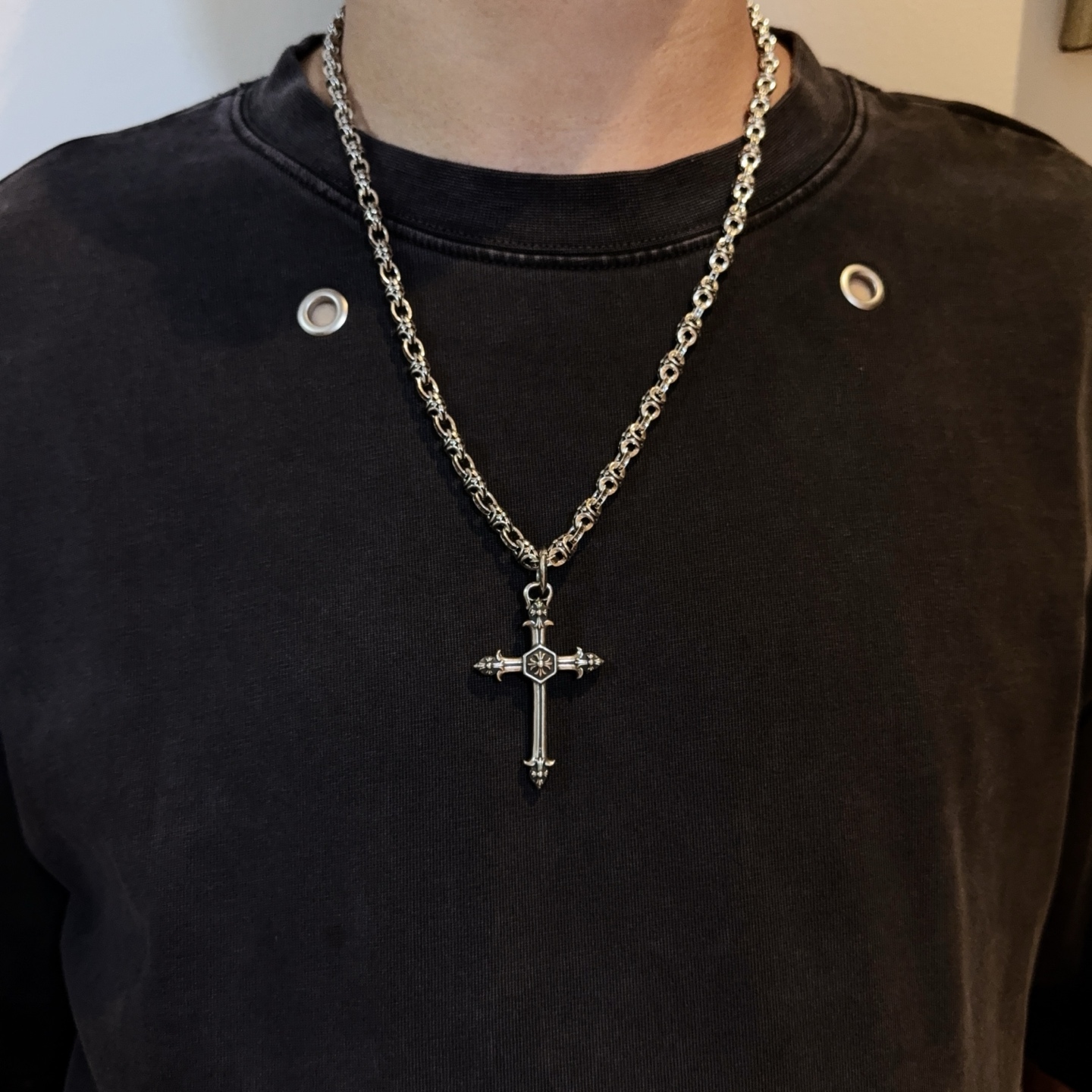 NO:381926,New [Counter Quality] Chrome Hearts Retro Cross Necklace Cross Pendant Cross Pendant Different Concave and Convex Scout Flowers are Croxin's ambitions, so they last longer. Genuine version of Chrome Hearts Croxin, differentiated from the market, benchmarked on the quality of the version, looking at the details of the letter printing, retro old gray oxygen level. Seiko version!  !  !  Pure handmade ~ Authentic model opening must-have fashion and fashion, both men and women can wear it, same style for couples, original official website, rock punk style silver style, retro elements, trendy and versatile!  , jewelry boutique, chrome hearts, chrome hearts, necklace19860909新款【专柜品质】Chrome Hearts克罗心复古十字架项链 十字架吊坠 凹凸造型不同的花纹设计风格 呈现出与众不同 十字架 童军花是克罗心的志 所以更经久不衰 正品打版Chrome Hearts克罗心 区别市场普通轻版 对版对标品质 看字印细节 复古做旧灰氧程度.精工版本！！！ 纯手工打造 ～正品开模潮流时尚必备 男女均可佩戴 情侣同款 官网原版 摇滚朋克泰银风格 复古元素 潮流百搭！,饰品精品,chrome hearts,chrome hearts,necklace,Jewelry