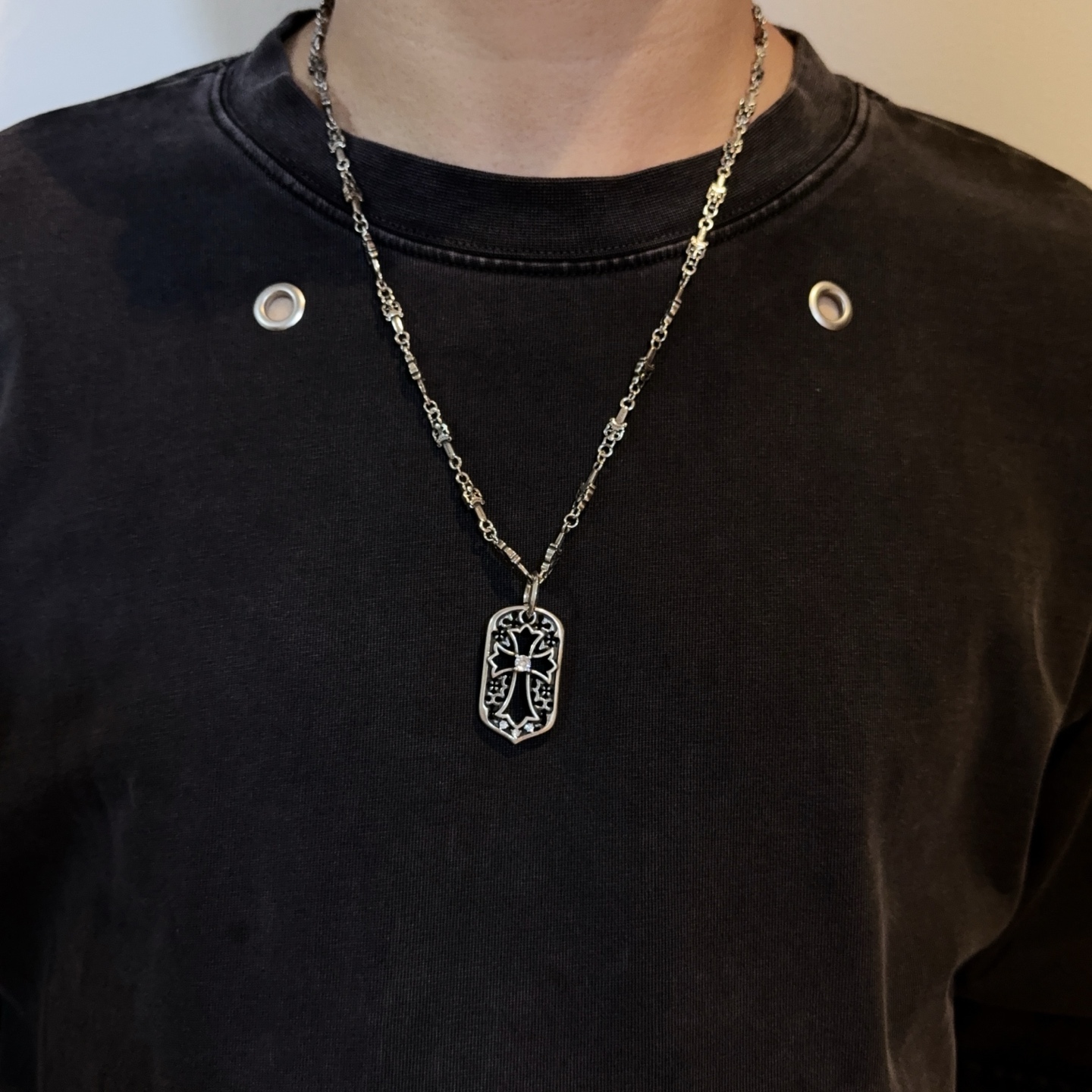 NO:381931,New [Counter Quality] Chrome Hearts Croxin classic retro sword necklace, square cross pendant, different pattern design styles with concave and convex shapes, presenting unique cross. Cross Scout flowers are Croxin's ambition, so they last longer. Genuine version of Chrome Hearts Croxin, differentiated from the market, benchmarked on the quality of the version, looking at the details of the letter printing, retro old gray oxygen level. Seiko version!  !  !  Pure handmade ~ Authentic model opening must-have fashion and fashion, both men and women can wear it, same style for couples, original official website, rock punk style silver style, retro elements, trendy and versatile!  , jewelry boutique, chrome hearts, chrome hearts, necklace19860909新款【专柜品质】Chrome Hearts克罗心经典复古宝剑项链,方牌十字架吊坠 凹凸造型不同的花纹设计风格 呈现出与众不同 十字架 童军花是克罗心的志 所以更经久不衰 正品打版Chrome Hearts克罗心 区别市场普通轻版 对版对标品质 看字印细节 复古做旧灰氧程度.精工版本！！！ 纯手工打造 ～正品开模潮流时尚必备 男女均可佩戴 情侣同款 官网原版 摇滚朋克泰银风格 复古元素 潮流百搭！,饰品精品,chrome hearts,chrome hearts,necklace,Jewelry