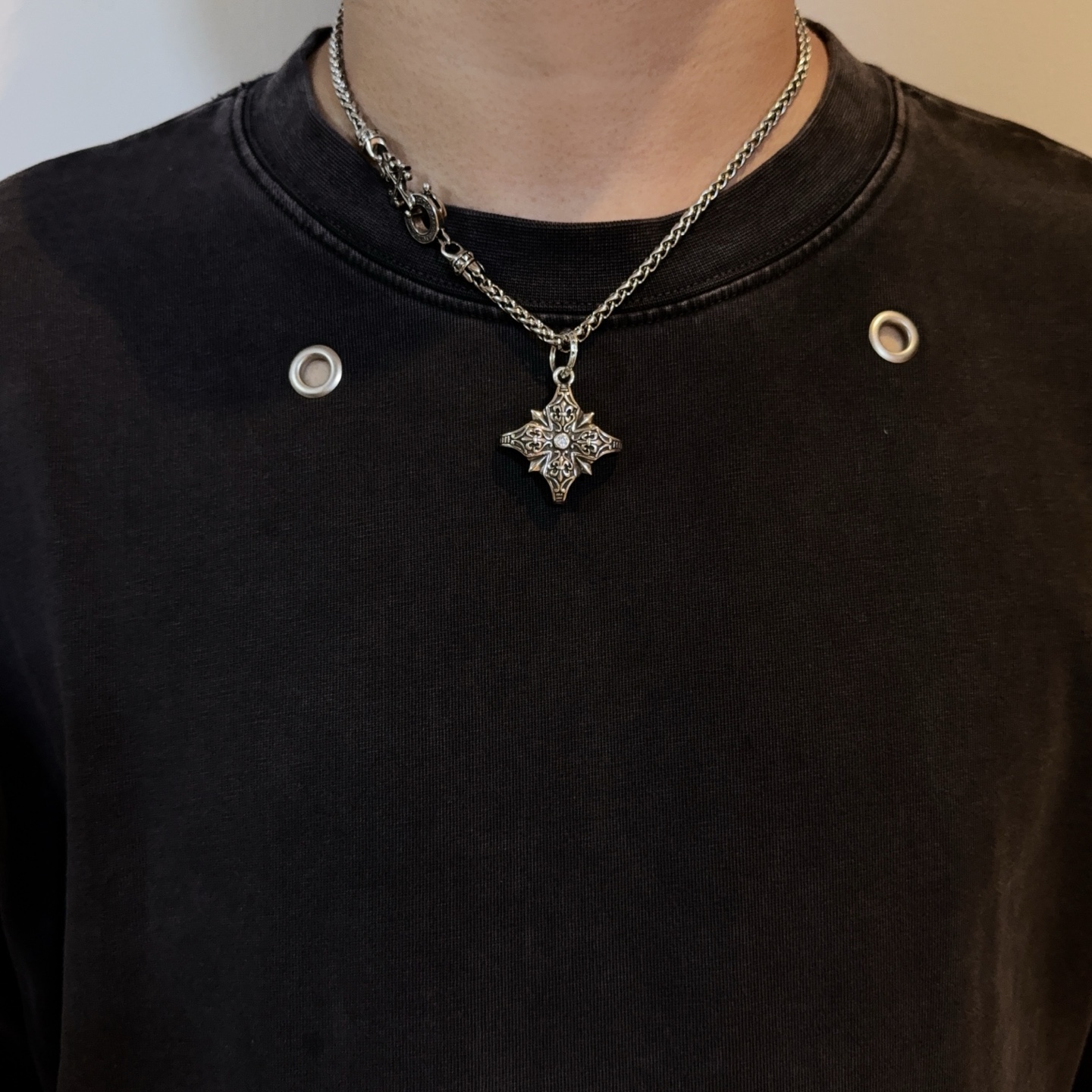 NO:381941,New [Counter Quality] Chrome Hearts retro multi-element cross flower necklace Cross flower pendant Different concave and convex shapes present unique style Cross Scout flowers are Croxin's ambitions, so they last longer. Genuine version Chrome Hearts Croxin is different from the market ordinary light version, match the quality of the version, look at the details of the letter printing, the degree of retro old gray oxygen. Seiko version!  !  !  Pure handmade ~ Authentic model opening must-have fashion and fashion, both men and women can wear it, same style for couples, original official website, rock punk style silver style, retro elements, trendy and versatile!  , jewelry boutique, chrome hearts, chrome hearts, necklace19860909新款【专柜品质】Chrome Hearts克罗心复古多元素十字花项链 十字花吊坠 凹凸造型不同的花纹设计风格 呈现出与众不同 十字架 童军花是克罗心的志 所以更经久不衰 正品打版Chrome Hearts克罗心 区别市场普通轻版 对版对标品质 看字印细节 复古做旧灰氧程度.精工版本！！！ 纯手工打造 ～正品开模潮流时尚必备 男女均可佩戴 情侣同款 官网原版 摇滚朋克泰银风格 复古元素 潮流百搭！,饰品精品,chrome hearts,chrome hearts,necklace,Jewelry