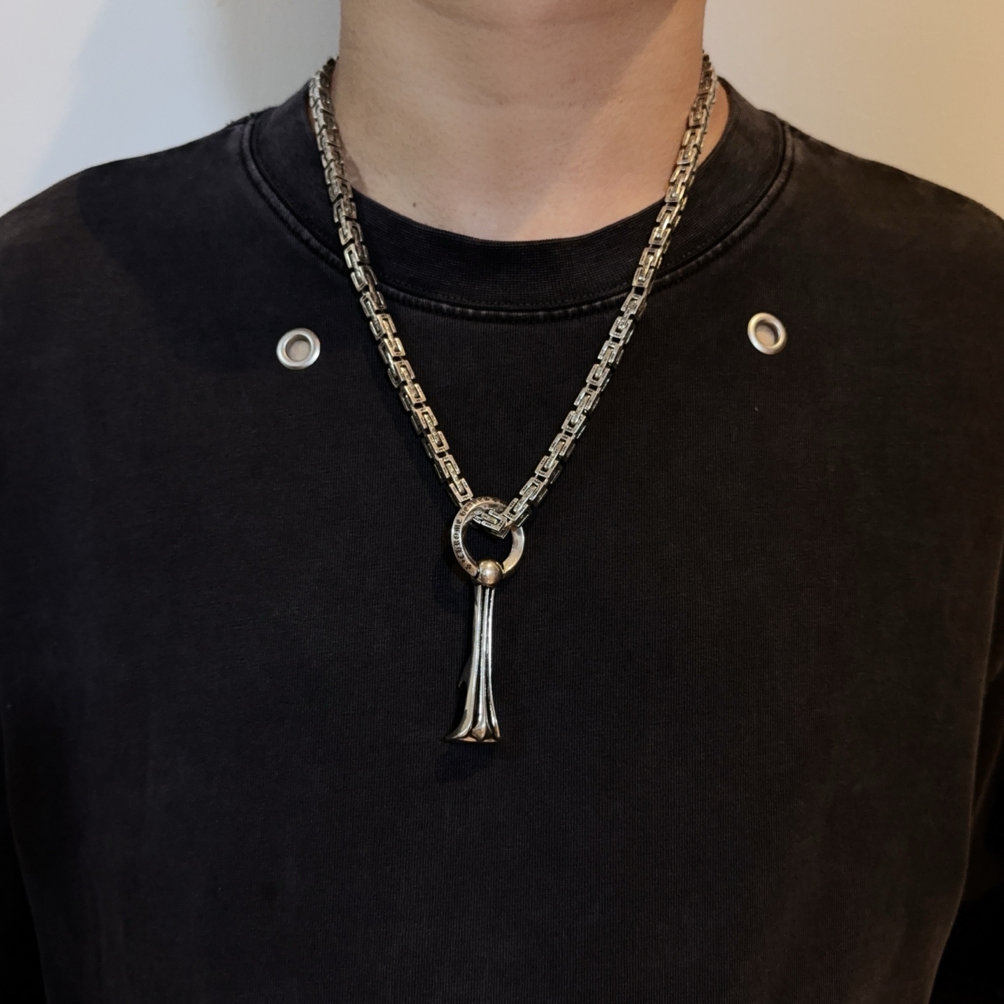 NO:381945,New [Counter Quality] Chrome Hearts Croxin Classic Retro Multi-Cross Necklace, Bottle Opener Pendant, Different Concave and Convex and Convex Design Styles, Showing a Different Style. Cross Scout Flower is Croxin's Ambition, so it lasts for a long time. Genuine Chrome Hearts Croxin Difference to the market ordinary light version, benchmarking the quality of the version, looking at the details of the letter printing, retro, old gray oxygen level. Seiko version!  !  !  Pure handmade ~ Authentic model opening must-have fashion and fashion, both men and women can wear it, same style for couples, original official website, rock punk style silver style, retro elements, trendy and versatile!  , jewelry boutique, chrome hearts, chrome hearts, necklace19860909新款【专柜品质】Chrome Hearts克罗心经典复古多十字架项链 开瓶器吊坠 凹凸造型不同的花纹设计风格 呈现出与众不同 十字架 童军花是克罗心的志 所以更经久不衰 正品打版Chrome Hearts克罗心 区别市场普通轻版 对版对标品质 看字印细节 复古做旧灰氧程度.精工版本！！！ 纯手工打造 ～正品开模潮流时尚必备 男女均可佩戴 情侣同款 官网原版 摇滚朋克泰银风格 复古元素 潮流百搭！,饰品精品,chrome hearts,chrome hearts,necklace,Jewelry