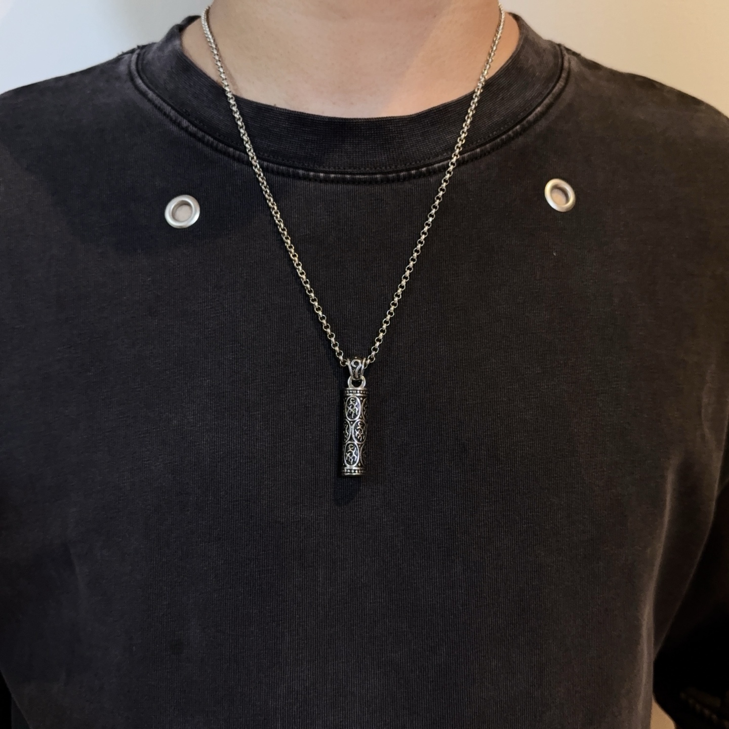 NO:381948,New [Counter Quality] Chrome Hearts Croxin classic retro necklace, cylindrical pendant, different pattern design styles with concave and convex shapes, presenting uniqueness, Cross Scout flowers are Croxin's ambition, so they last longer, genuine version of Chrome Hearts Croxin, differentiate the market ordinary light version, benchmark the quality of the version, look at the details of the letter printing, retro old gray oxygen level. Seiko version!  !  !  Pure handmade ~ Authentic model opening must-have fashion and fashion, both men and women can wear it, same style for couples, original official website, rock punk style silver style, retro elements, trendy and versatile!  , jewelry boutique, chrome hearts, chrome hearts, necklace19860909新款【专柜品质】Chrome Hearts克罗心经典复古项链 圆柱吊坠 凹凸造型不同的花纹设计风格 呈现出与众不同 十字架 童军花是克罗心的志 所以更经久不衰 正品打版Chrome Hearts克罗心 区别市场普通轻版 对版对标品质 看字印细节 复古做旧灰氧程度.精工版本！！！ 纯手工打造 ～正品开模潮流时尚必备 男女均可佩戴 情侣同款 官网原版 摇滚朋克泰银风格 复古元素 潮流百搭！,饰品精品,chrome hearts,chrome hearts,necklace,Jewelry