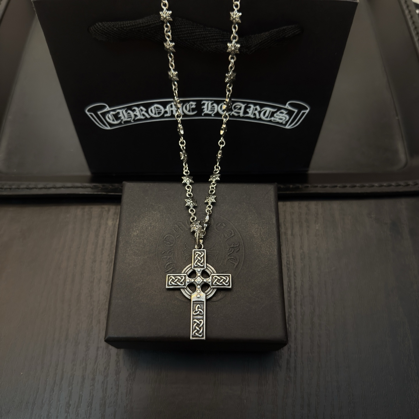 NO:381913,New [Counter Quality] Chrome Hearts Croxin classic retro hexagram necklace Cross pendant Different pattern design styles present unique Cross Scout flowers are Croxin's ambitions, so they last longer. Genuine version Chrome Hearts Croxin is different from the market ordinary light version, match the quality of the version, look at the details of the letter printing, retro old gray oxygen level. Seiko version!  !  !  Pure handmade ~ Authentic model opening must-have fashion and fashion, both men and women can wear it, same style for couples, original official website, rock punk style silver style, retro elements, trendy and versatile!  , jewelry boutique, chrome hearts, chrome hearts, necklace19860909新款【专柜品质】Chrome Hearts克罗心经典复古六芒星项链 十字架吊坠 凹凸造型不同的花纹设计风格 呈现出与众不同 十字架 童军花是克罗心的志 所以更经久不衰 正品打版Chrome Hearts克罗心 区别市场普通轻版 对版对标品质 看字印细节 复古做旧灰氧程度.精工版本！！！ 纯手工打造 ～正品开模潮流时尚必备 男女均可佩戴 情侣同款 官网原版 摇滚朋克泰银风格 复古元素 潮流百搭！,饰品精品,chrome hearts,chrome hearts,necklace,Jewelry