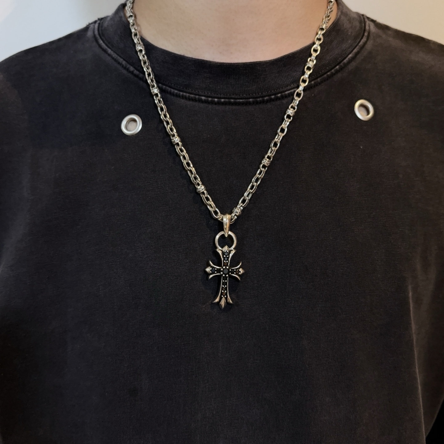 NO:381918,New [Counter Quality] Chrome Hearts Croxin Classic Retro Cross Ball Necklace Black Diamond Cross Pendant Different Concave and Convex and Convex Design Styles Presenting Different Cross Scout Flowers are Croxin's ambitions, so they last longer. Genuine version of Chrome Hearts Croxin Difference to the market ordinary light version, benchmarking the quality of the version, looking at the details of the letter printing, retro old gray oxygen level. Seiko version!  !  !  Pure handmade ~ Authentic model opening must-have fashion and fashion, both men and women can wear it, same style for couples, original official website, rock punk style silver style, retro elements, trendy and versatile!  , jewelry boutique, chrome hearts, chrome hearts, necklace19860909新款【专柜品质】Chrome Hearts克罗心经典复古十字花球项链 黑钻十字架吊坠 凹凸造型不同的花纹设计风格 呈现出与众不同 十字架 童军花是克罗心的志 所以更经久不衰 正品打版Chrome Hearts克罗心 区别市场普通轻版 对版对标品质 看字印细节 复古做旧灰氧程度.精工版本！！！ 纯手工打造 ～正品开模潮流时尚必备 男女均可佩戴 情侣同款 官网原版 摇滚朋克泰银风格 复古元素 潮流百搭！,饰品精品,chrome hearts,chrome hearts,necklace,Jewelry
