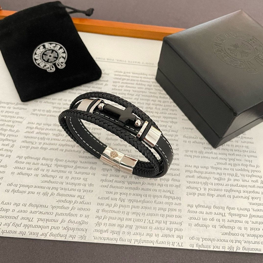 NO:381938,New [Counter Quality] Chrome Hearts Croxin Cross leather rope bracelet Different concave and convex and concave design styles show uniqueness. Cross Scout flowers are Croxin's logo, so they last longer. Genuine version Chrome Hearts Croxin necklaces are the ordinary light version of the market. The quality is benchmarked against the quality of the version. The details of the print are retro and old gray oxygen. Seiko version!  , jewelry boutique, chrome hearts, chrome hearts, necklace, bracelet19860909新款【专柜品质】Chrome Hearts克罗心 十字架皮绳手镯 凹凸造型不同的花纹设计风格呈现出与众不同 十字架童军花是克罗心的标志 所以更经久不衰 正品打版Chrome Hearts克罗心项链区别市场普通轻版 对版对标品质 看字印细节 复古做旧灰氧程度.精工版本！,饰品精品,chrome hearts,chrome hearts,necklace,bracelet,Jewelry