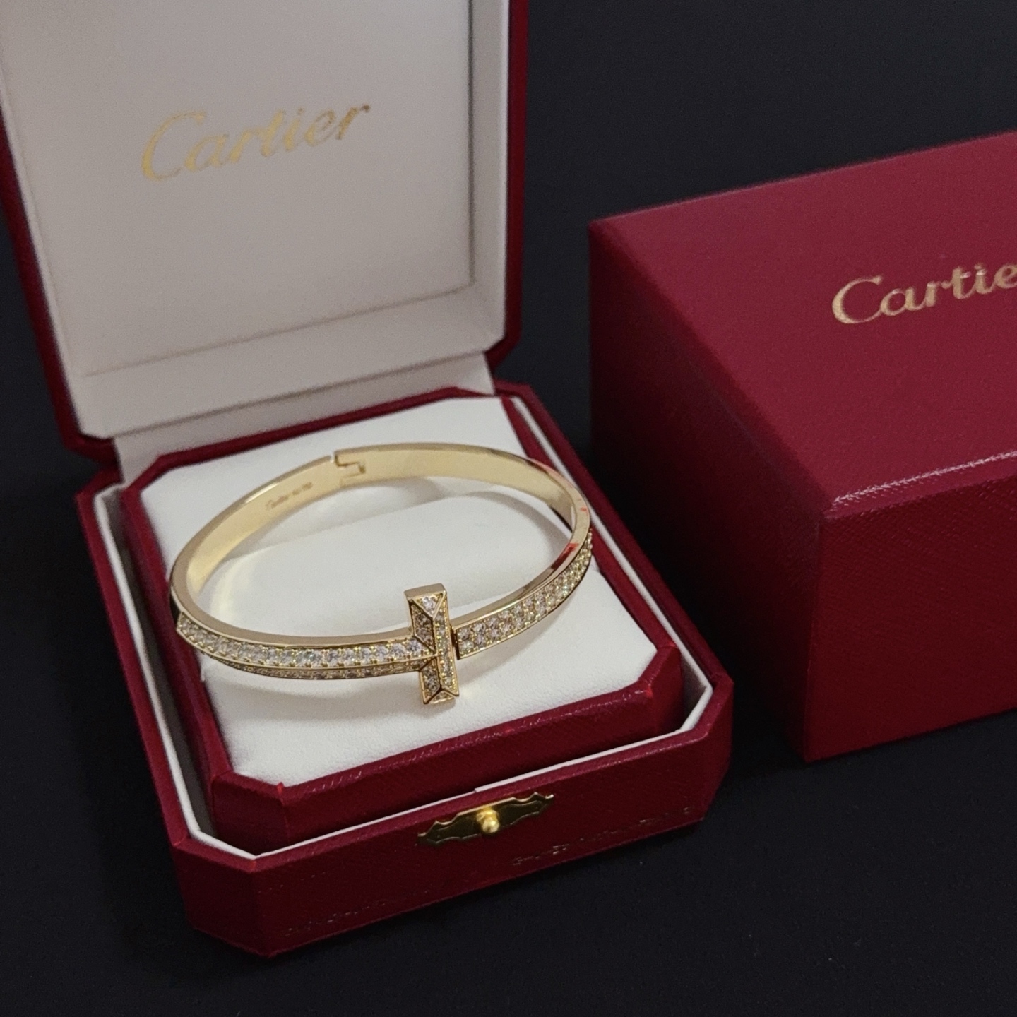 NO:382224,Cartier diamond-set bracelet, high-end customized version, diamond-set craftsmanship, V-gold material, classic and fashionable style, reconstructing love aesthetics with sharp lines!  Breaking the convention, diamond-inlaid design creates a high-end ceiling - no need to build glitz, love should be pure as before. Cartier is loved by many celebrities and internet celebrities. The Leopard series bracelet is definitely an eternal classic, and there is no limit on men and women, and no limit on age!  Wear it you are the focus!  , jewelry boutique, cartier, bracelet19860909卡地亚镶钻手镯 高端定制版本 镶嵌钻工艺 V金材质 经典而时尚风格 用凌厉线条重构爱情美学！打破常规,镶嵌钻设计反而成就高级感天花板——无需浮华堆砌,爱本应纯粹如初 卡地亚受众多明星网红的爱戴 豹子系列手镯 绝对是永恒经典 而且男女不限 年龄不限 ！戴上它你就是焦点！,饰品精品,cartier,bracelet,Jewelry