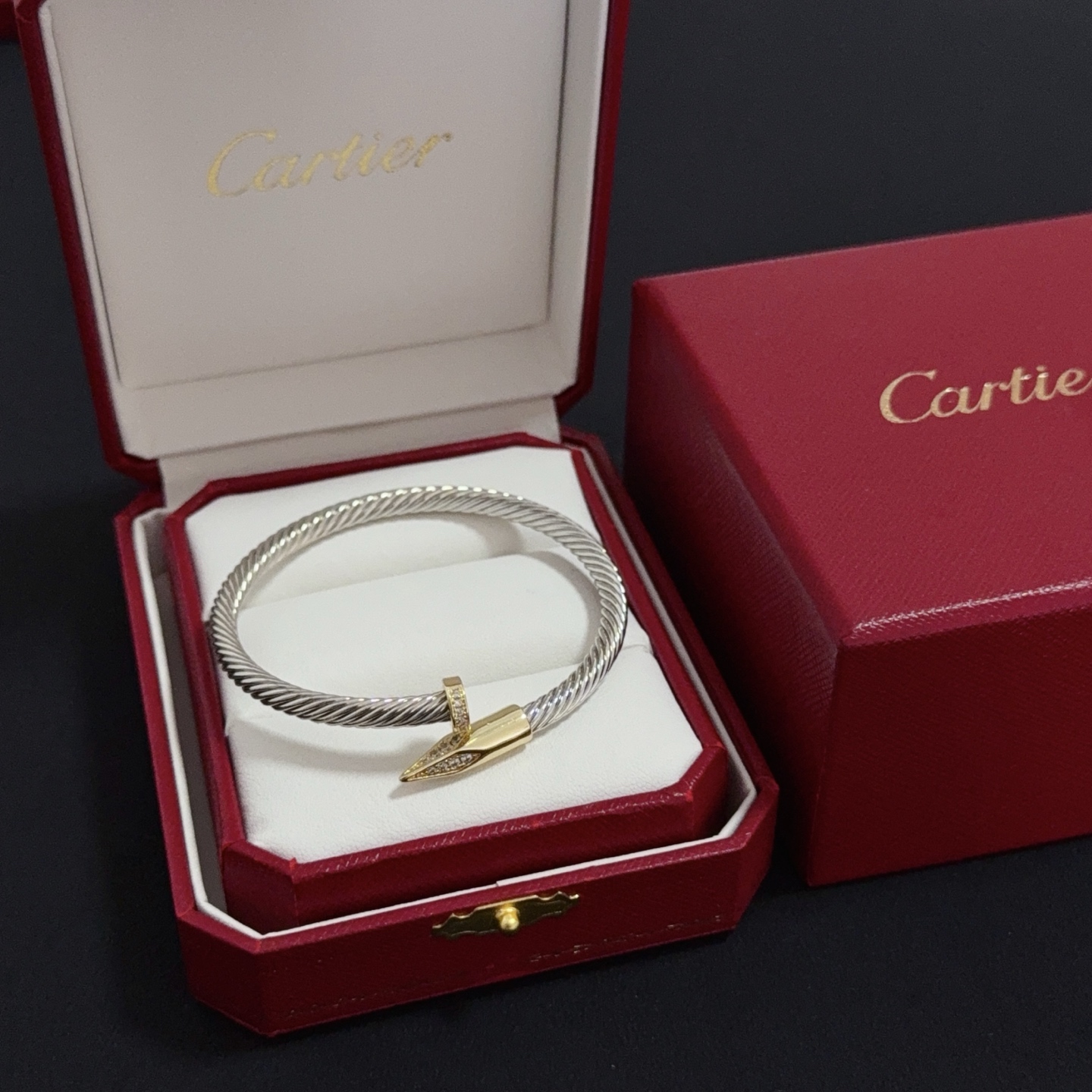 NO:382232,Cartier diamond-set bracelet, high-end customized version, diamond-set craftsmanship, V-gold material, classic and fashionable style, reconstructing love aesthetics with sharp lines!  Breaking the convention, diamond-inlaid design creates a high-end ceiling - no need to build glitz, love should be pure as before. Cartier is loved by many celebrities and internet celebrities. The Leopard series bracelet is definitely an eternal classic, and there is no limit on men and women, and no limit on age!  Wear it you are the focus!  , jewelry boutique, cartier, bracelet19860909卡地亚镶钻手镯 高端定制版本 镶嵌钻工艺 V金材质 经典而时尚风格 用凌厉线条重构爱情美学！打破常规,镶嵌钻设计反而成就高级感天花板——无需浮华堆砌,爱本应纯粹如初 卡地亚受众多明星网红的爱戴 豹子系列手镯 绝对是永恒经典 而且男女不限 年龄不限 ！戴上它你就是焦点！,饰品精品,cartier,bracelet,Jewelry