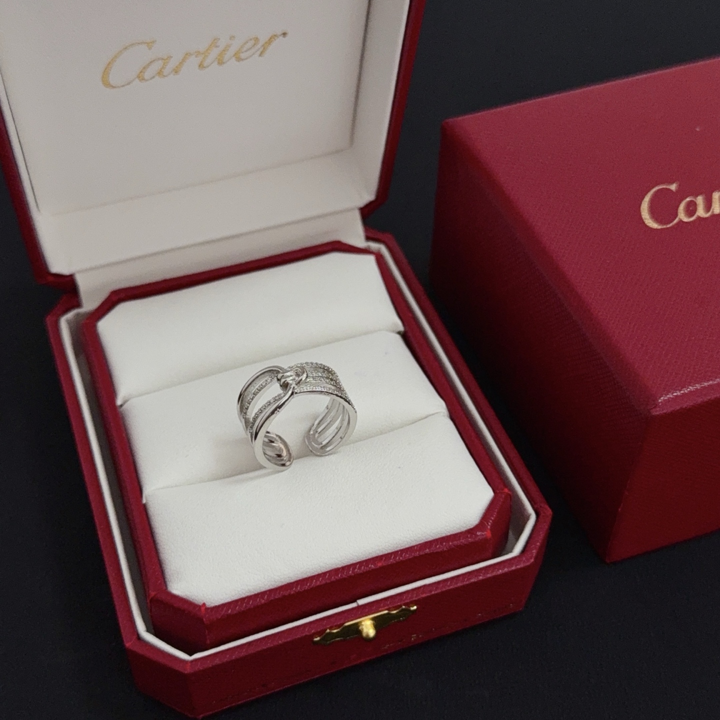 NO:382249,Cartier diamond ring, high-end customized version, diamond inlay craft, V-gold material, classic and fashionable style, reconstructing love aesthetics with sharp lines!  Breaking the convention, diamond-inlaid design creates a high-end ceiling - no need to build glitz, love should be pure as before. Cartier is loved by many celebrities and internet celebrities. The Leopard series bracelet is definitely an eternal classic, and there is no limit on men and women, and no limit on age!  Wear it you are the focus!  , jewelry boutique, cartier,ring,bracelet19860909卡地亚镶钻戒指 高端定制版本 镶嵌钻工艺 V金材质 经典而时尚风格 用凌厉线条重构爱情美学！打破常规,镶嵌钻设计反而成就高级感天花板——无需浮华堆砌,爱本应纯粹如初 卡地亚受众多明星网红的爱戴 豹子系列手镯 绝对是永恒经典 而且男女不限 年龄不限 ！戴上它你就是焦点！,饰品精品,cartier,ring,bracelet,Jewelry