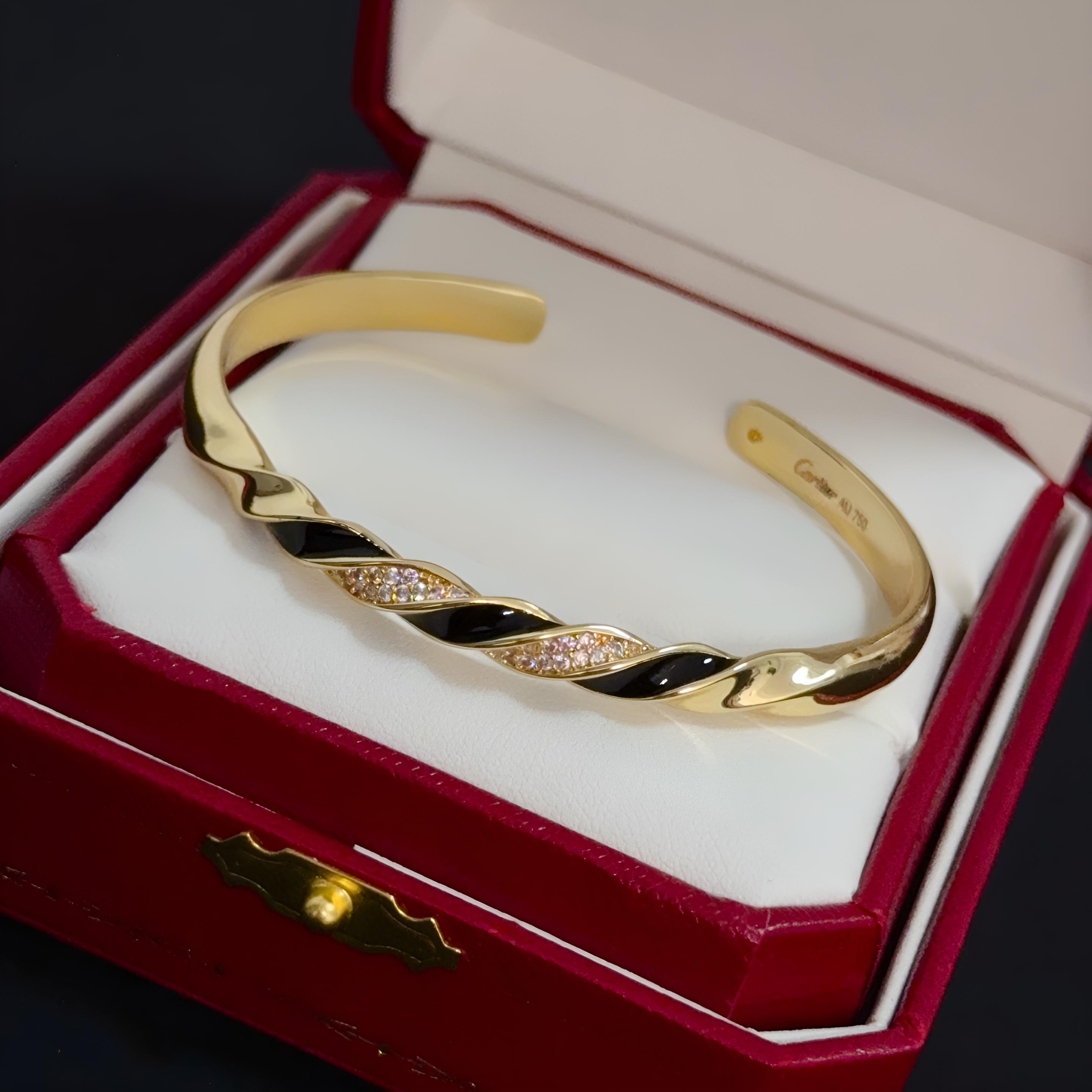 Cartier 卡地亚镶钻开口手镯 高端定制版本 镶嵌钻工艺 V金材质 而 风格 用凌厉线条重构爱情美学 打破常规