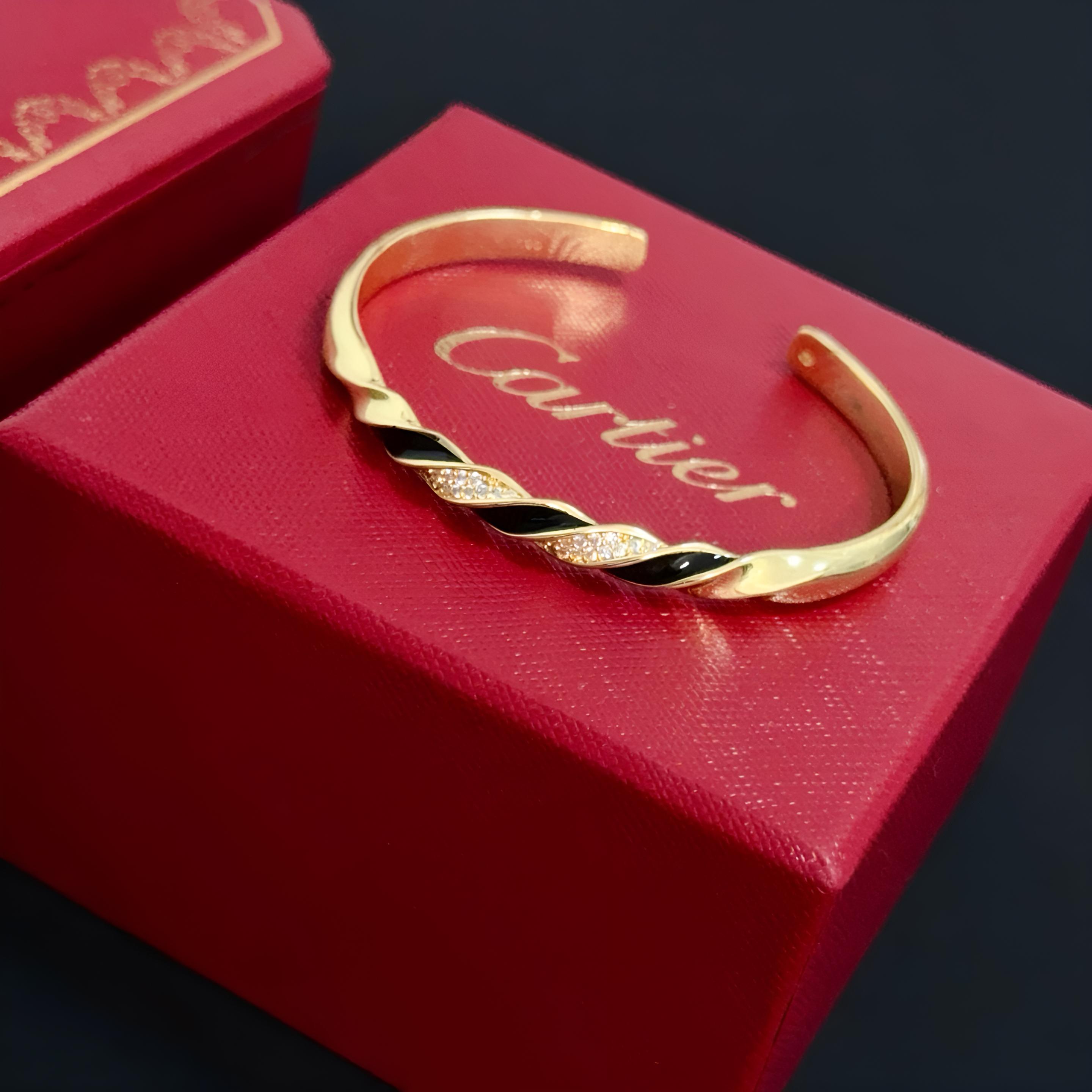 Cartier 卡地亚镶钻开口手镯 高端定制版本 镶嵌钻工艺 V金材质 而 风格 用凌厉线条重构爱情美学 打破常规