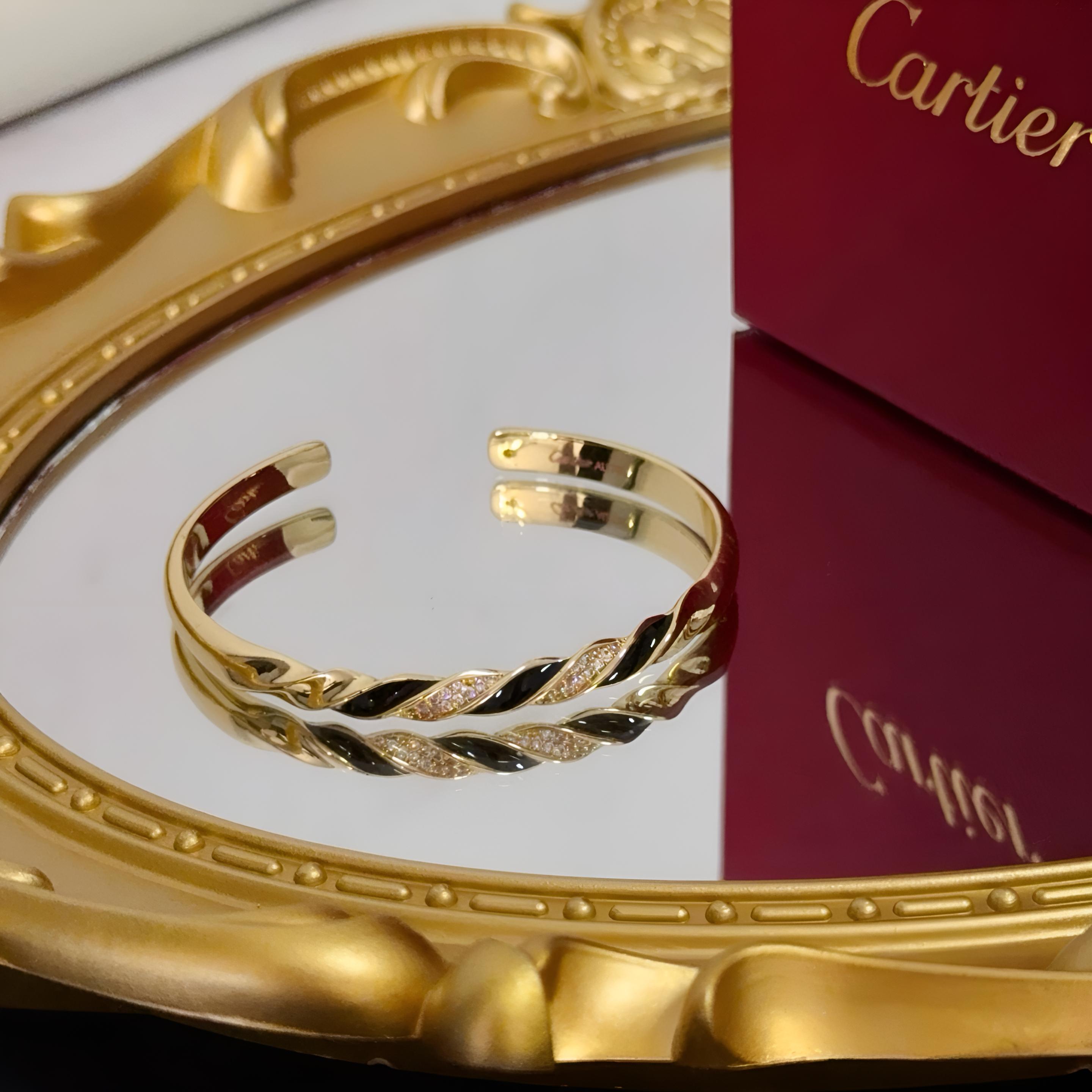 Cartier 卡地亚镶钻开口手镯 高端定制版本 镶嵌钻工艺 V金材质 而 风格 用凌厉线条重构爱情美学 打破常规