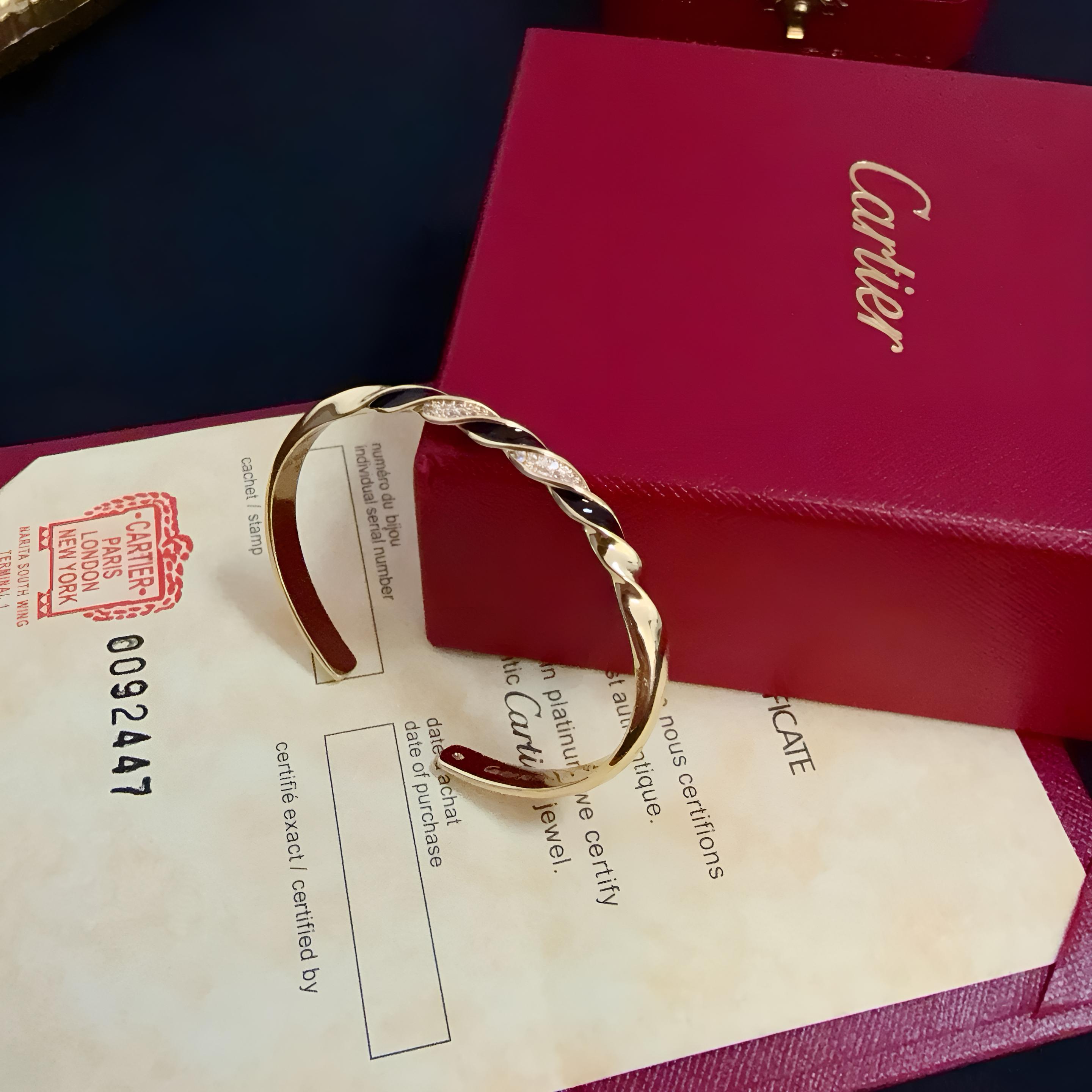 Cartier 卡地亚镶钻开口手镯 高端定制版本 镶嵌钻工艺 V金材质 而 风格 用凌厉线条重构爱情美学 打破常规