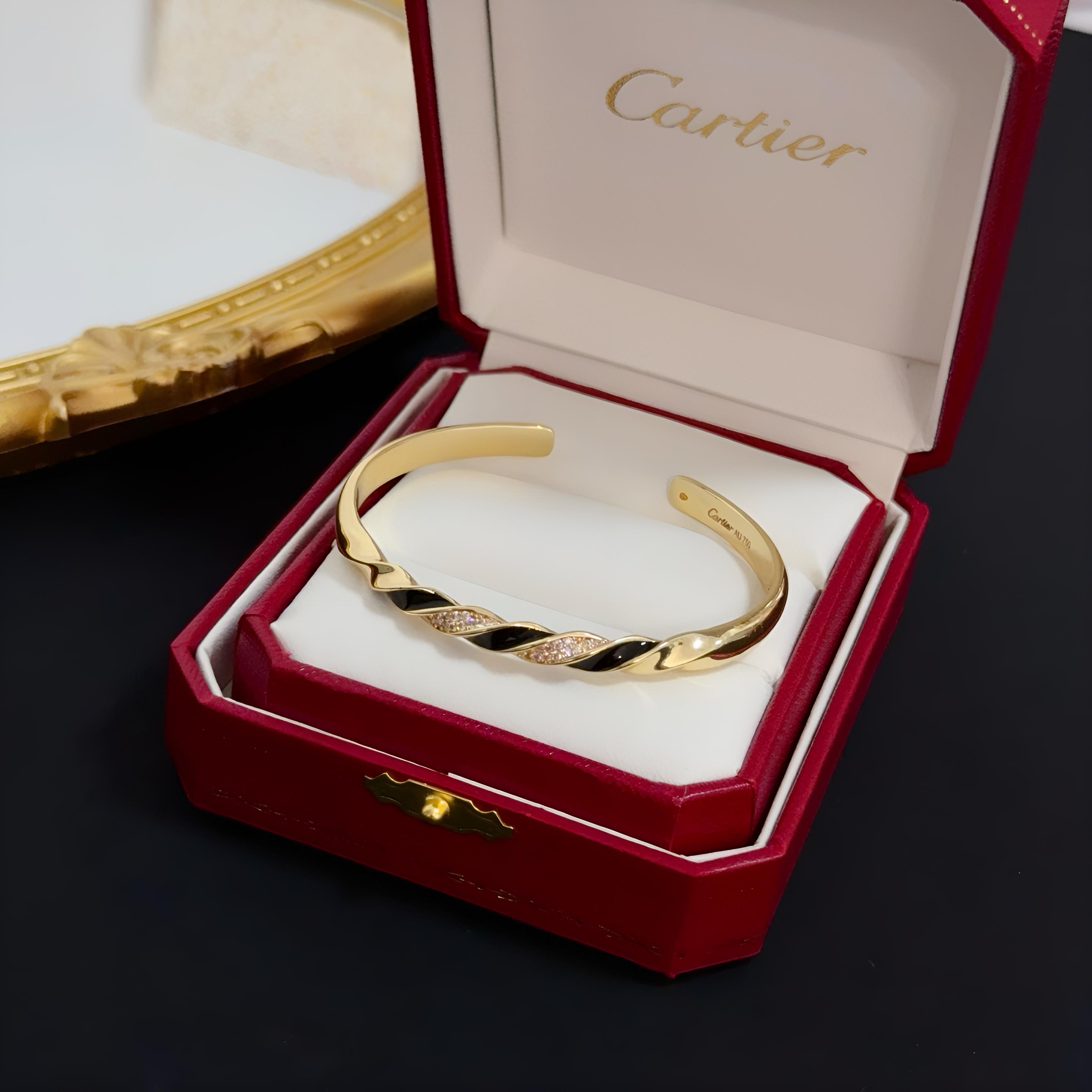 Cartier 卡地亚镶钻开口手镯 高端定制版本 镶嵌钻工艺 V金材质 而 风格 用凌厉线条重构爱情美学 打破常规