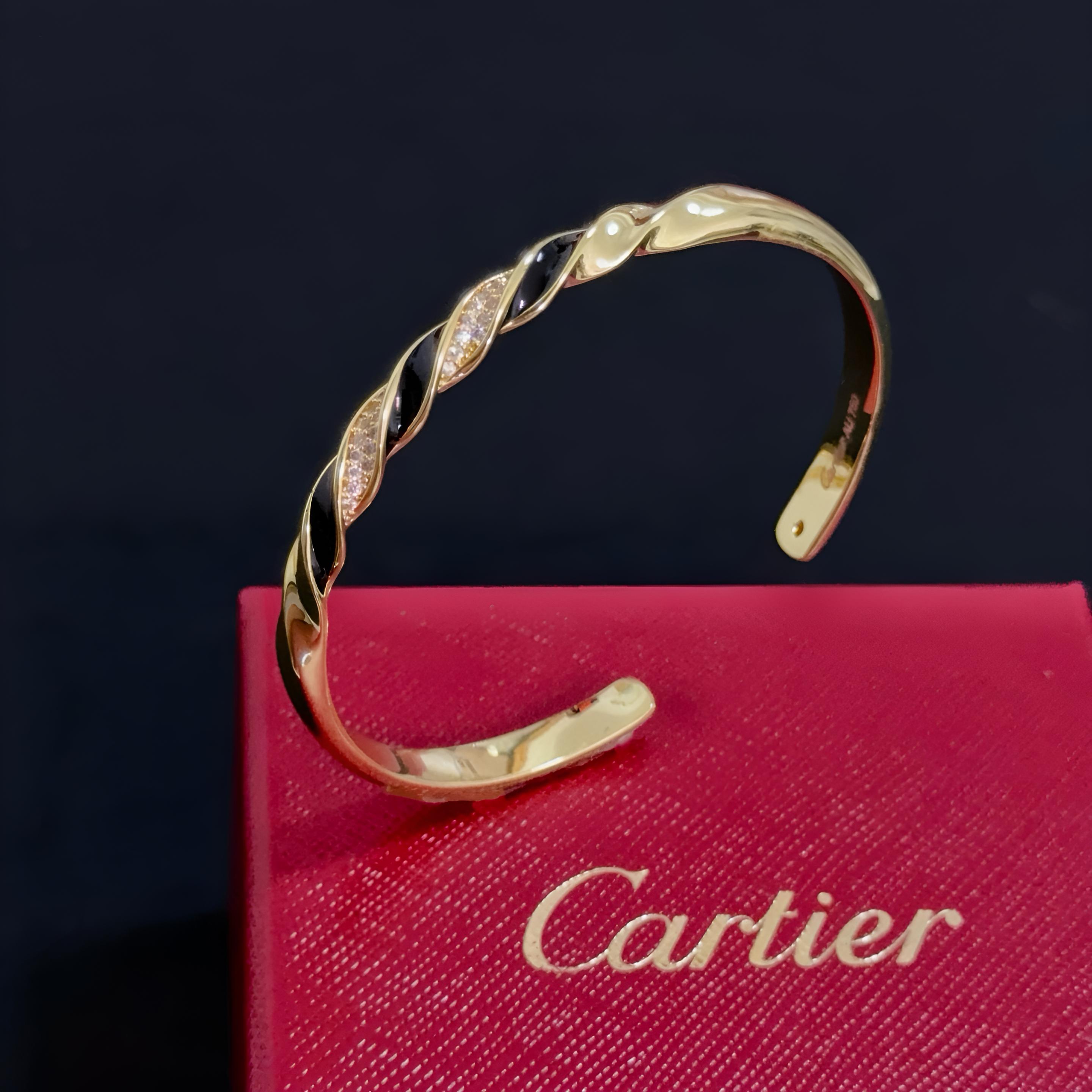 Cartier 卡地亚镶钻开口手镯 高端定制版本 镶嵌钻工艺 V金材质 而 风格 用凌厉线条重构爱情美学 打破常规