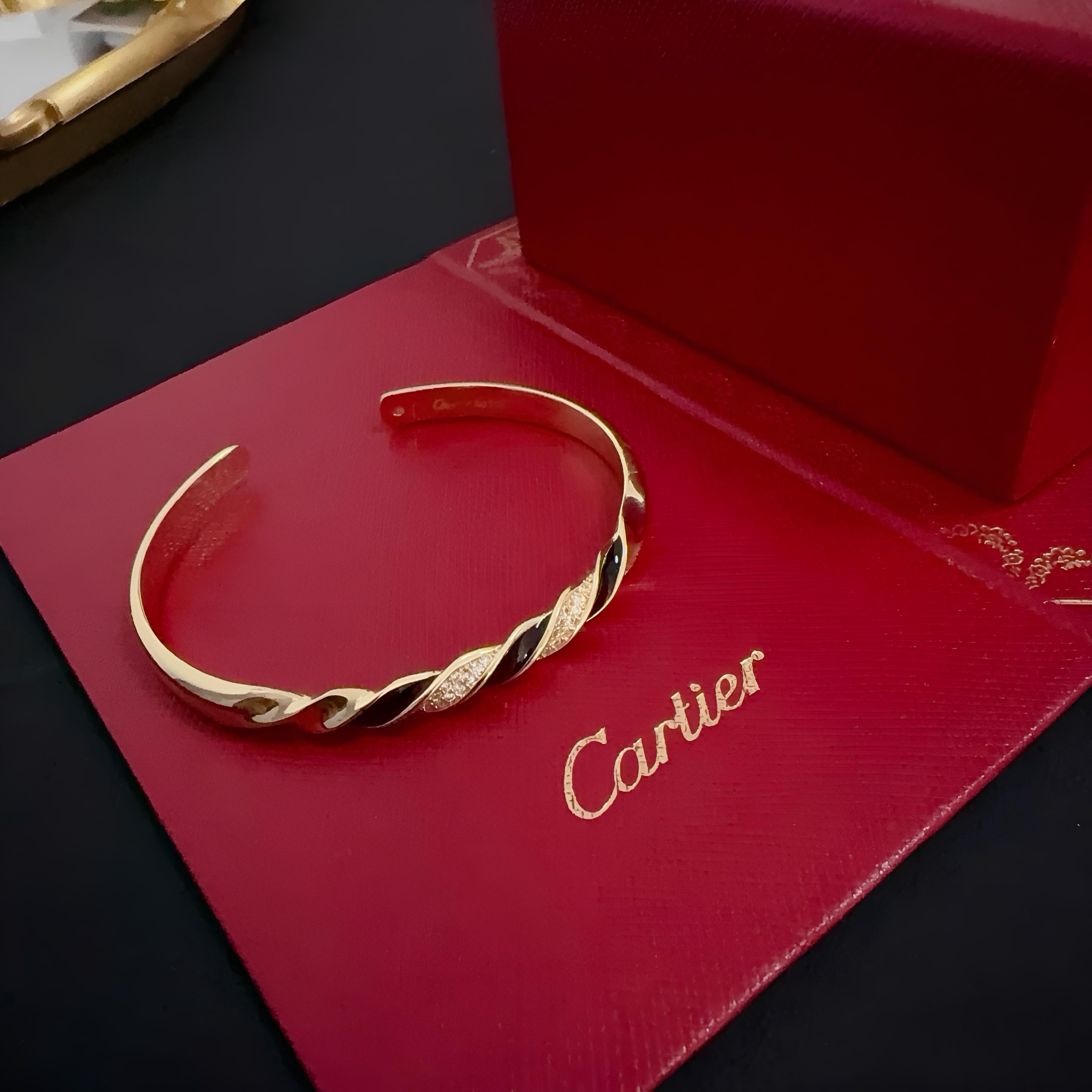 Cartier 卡地亚镶钻开口手镯 高端定制版本 镶嵌钻工艺 V金材质 而 风格 用凌厉线条重构爱情美学 打破常规
