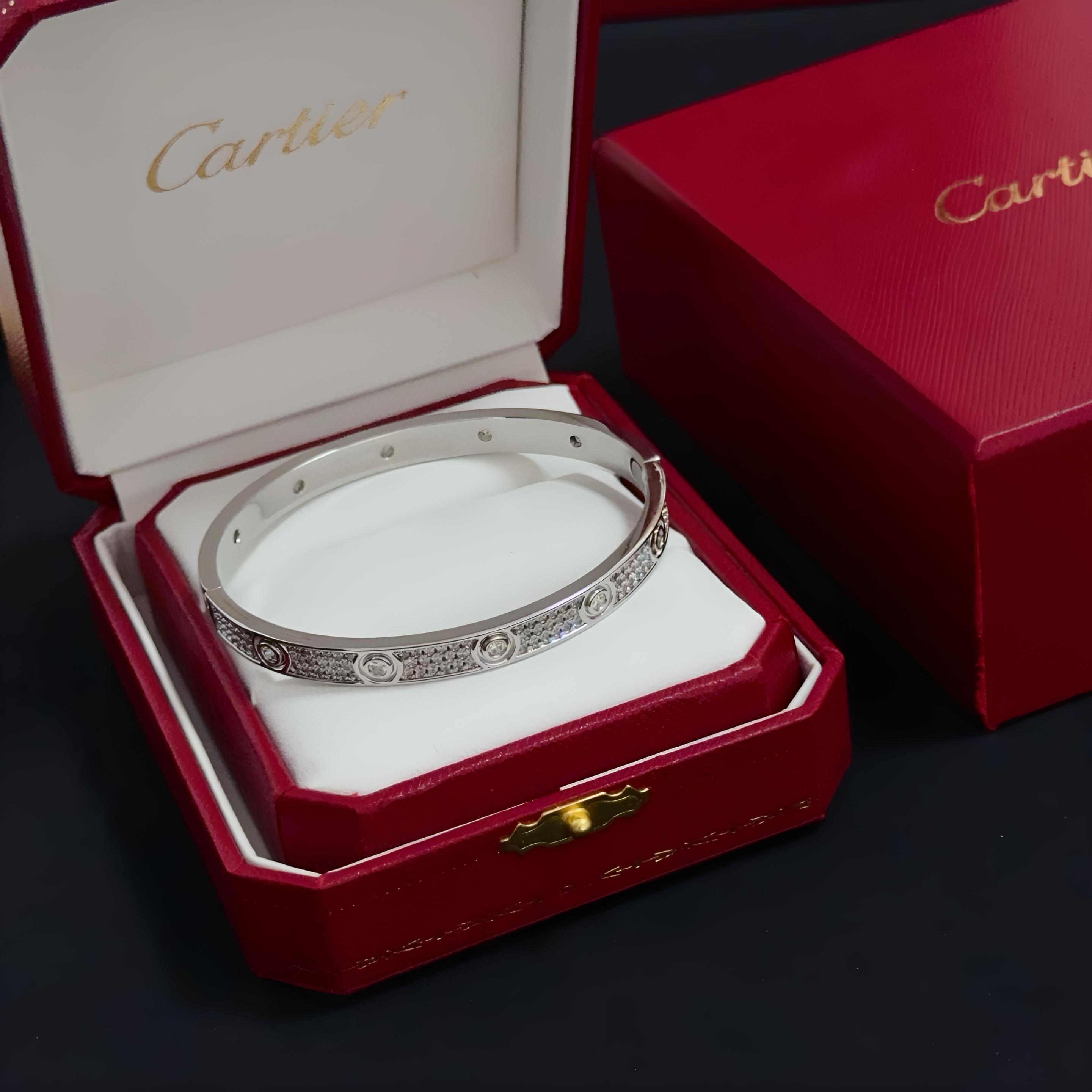 NO:382259,Cartier diamond-set nail bracelet, high-end customized version, diamond-set craftsmanship, V-gold material, classic and fashionable style, reconstructing love aesthetics with sharp lines!  Breaking the convention, diamond-inlaid design creates a high-end ceiling - no need to build glitz, love should be pure as before. Cartier is loved by many celebrities and internet celebrities. The Leopard series bracelet is definitely an eternal classic, and there is no limit on men and women, and no limit on age!  Wear it you are the focus!  , jewelry boutique, cartier, bracelet19860909卡地亚镶钻钉子手镯 高端定制版本 镶嵌钻工艺 V金材质 经典而时尚风格 用凌厉线条重构爱情美学！打破常规,镶嵌钻设计反而成就高级感天花板——无需浮华堆砌,爱本应纯粹如初 卡地亚受众多明星网红的爱戴 豹子系列手镯 绝对是永恒经典 而且男女不限 年龄不限 ！戴上它你就是焦点！,饰品精品,cartier,bracelet,Jewelry