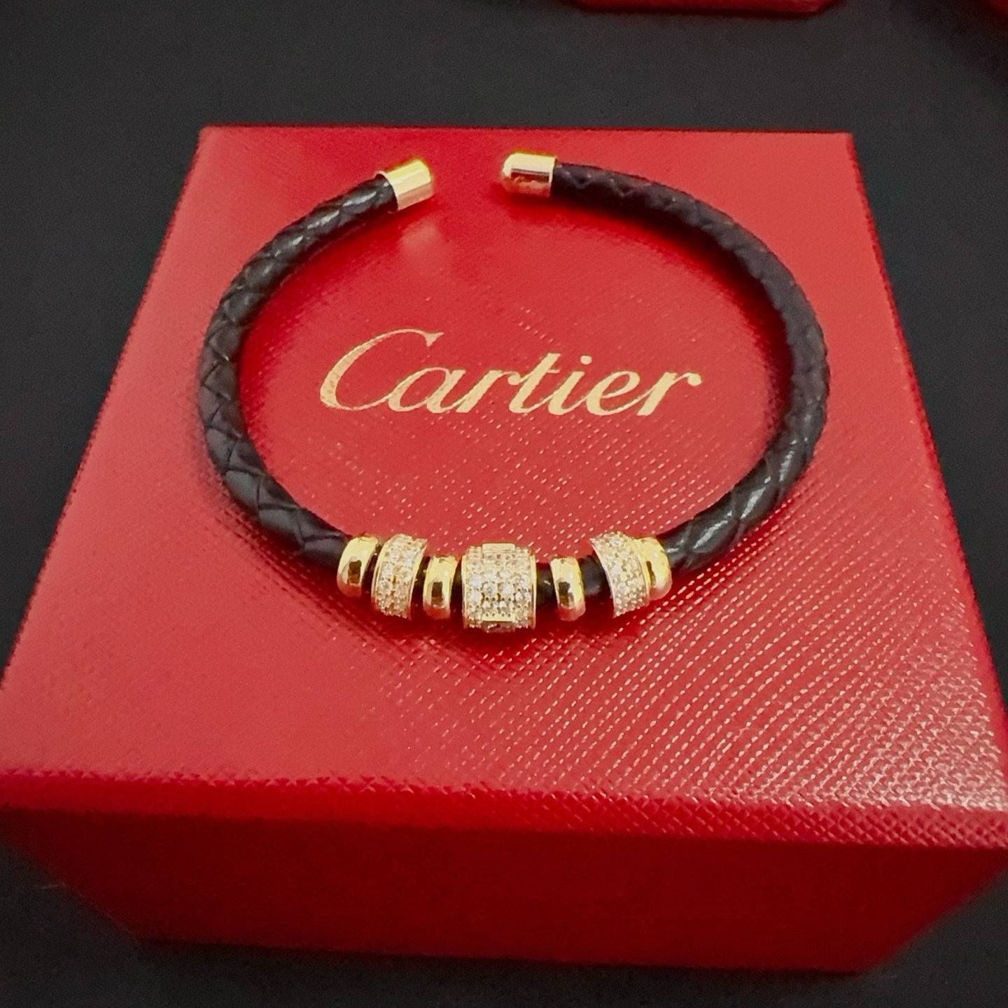 NO:382230,Cartier diamond-inlaid leather rope bracelet high-end customized version diamond-inlaid craft V-gold material classic and fashionable style reconstructs love aesthetics with sharp lines!  Breaking the convention, diamond-inlaid design creates a high-end ceiling - no need to build glitz, love should be pure as before. Cartier is loved by many celebrities and internet celebrities. The Leopard series bracelet is definitely an eternal classic, and there is no limit on men and women, and no limit on age!  Wear it you are the focus!  , jewelry boutique, cartier, bracelet19860909卡地亚镶钻皮绳手镯 高端定制版本 镶嵌钻工艺 V金材质 经典而时尚风格 用凌厉线条重构爱情美学！打破常规,镶嵌钻设计反而成就高级感天花板——无需浮华堆砌,爱本应纯粹如初 卡地亚受众多明星网红的爱戴 豹子系列手镯 绝对是永恒经典 而且男女不限 年龄不限 ！戴上它你就是焦点！,饰品精品,cartier,bracelet,Jewelry