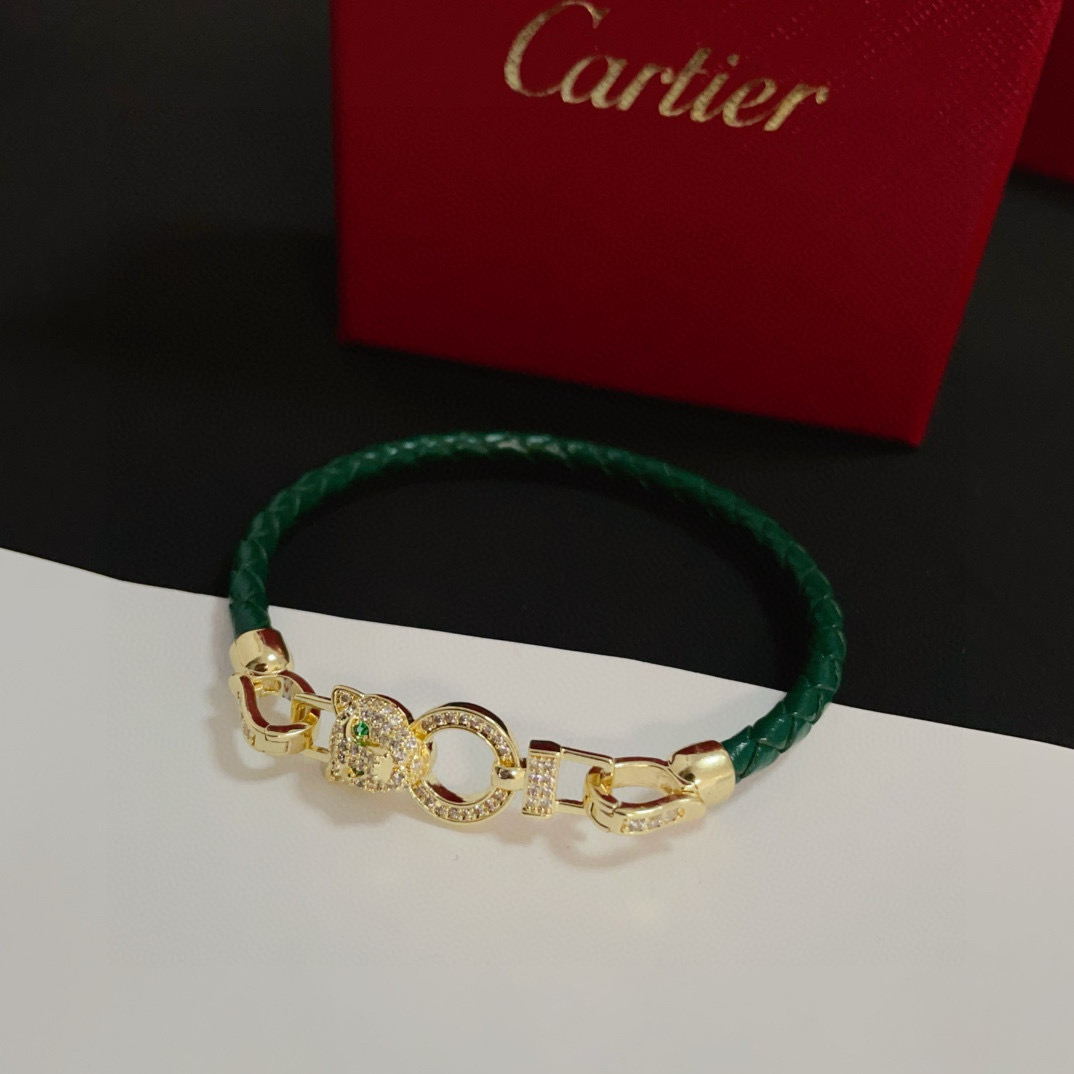 NO:382236,Cartier Leopard Head Diamond-Inlaid Leather Rope Bracelet High-end Customized Version Diamond Inlaid craft V-gold Material Classic and Fashion Style Reconstructing Love Aesthetics with sharp lines!  Breaking the convention, diamond-inlaid design creates a high-end ceiling - no need to build glitz, love should be pure as before. Cartier is loved by many celebrities and internet celebrities. The Leopard series bracelet is definitely an eternal classic, and there is no limit on men and women, and no limit on age!  Wear it you are the focus!  , jewelry boutique, cartier, bracelet19860909卡地亚豹头镶钻皮绳手镯 高端定制版本 镶嵌钻工艺 V金材质 经典而时尚风格 用凌厉线条重构爱情美学！打破常规,镶嵌钻设计反而成就高级感天花板——无需浮华堆砌,爱本应纯粹如初 卡地亚受众多明星网红的爱戴 豹子系列手镯 绝对是永恒经典 而且男女不限 年龄不限 ！戴上它你就是焦点！,饰品精品,cartier,bracelet,Jewelry