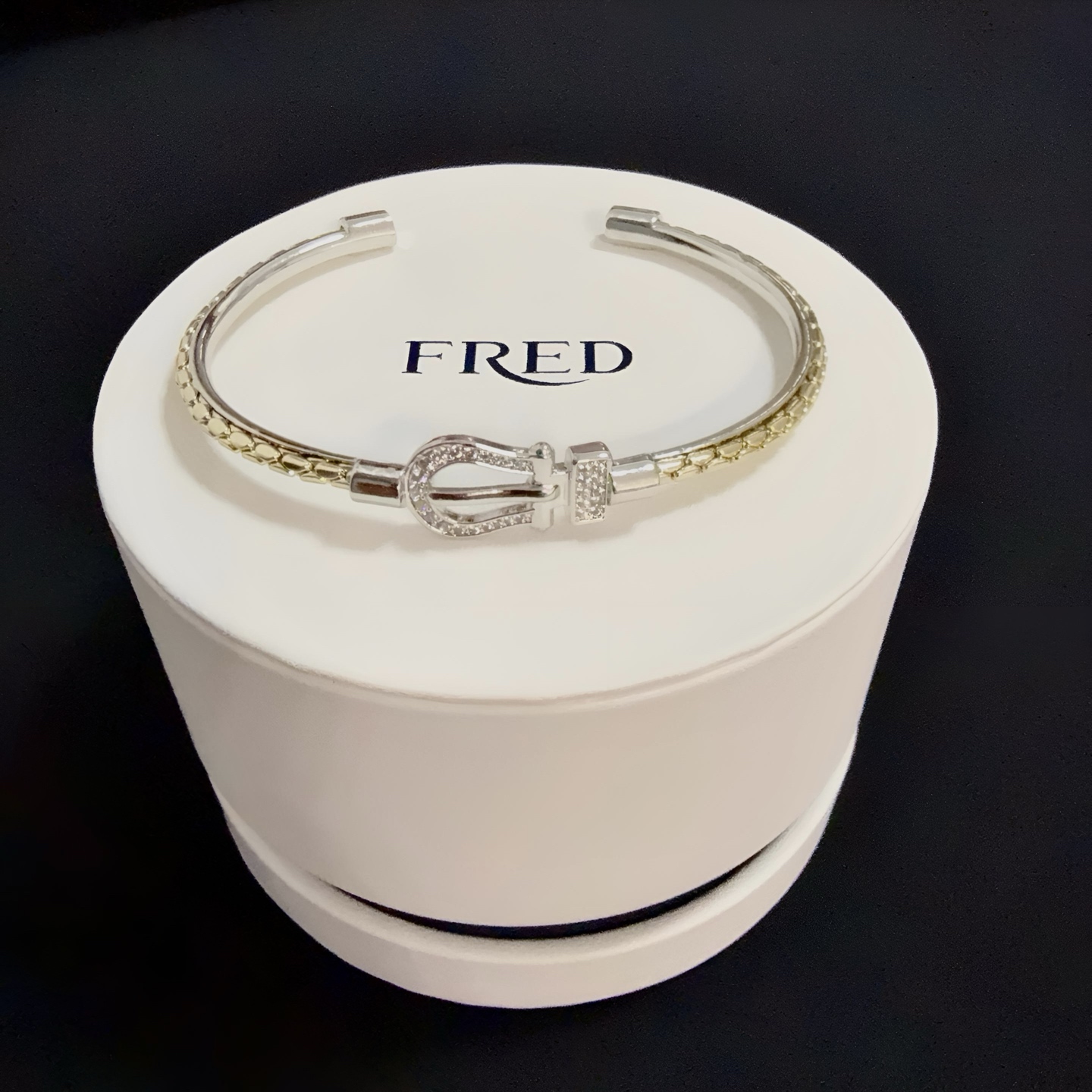 NO:382240,Popular Feredman Diamond Horseshoe Buckle Open Bangle Bracelet, classic and versatile, Internet celebrity expert, a must-have item for fashion, fashionable and exquisite, 11 pairs of customized versions, the difference is that the ordinary version on the market, thickened electroplating 18k process, the effect is very versatile!  !  , jewelry quality, bracelet19860909火爆 费雷德满钻马蹄扣开口手镯手绳,经典百搭,网红达人 时尚一族备必单品,时尚精致,11对版定制,区别在于市面上普通版本,加厚电镀18k工艺,上手效果非常百搭！！,饰品精品,bracelet,Jewelry