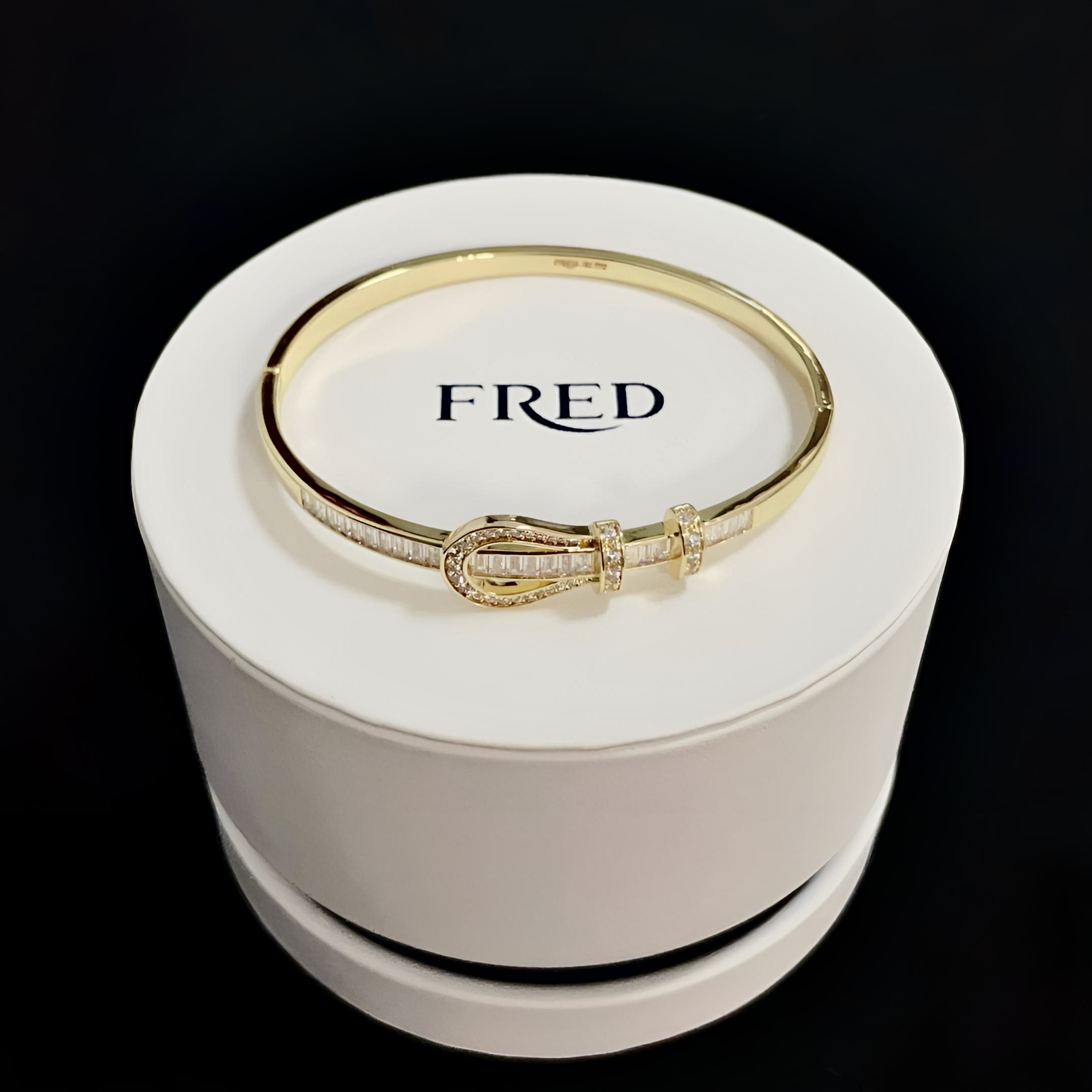 NO:382252,Popular Feredman Diamond Horseshoe Bracelet Bracelet, classic and versatile, Internet celebrity expert, a must-have item for fashion, fashionable and exquisite, 11 pairs of customized versions, the difference is that the ordinary version on the market, thickened electroplating 18k process, the effect is very versatile!  !  Internet celebrity experts A must-have item for fashion, fashionable and exquisite, 11 pairs of customized versions, the difference is that the ordinary version on the market is thickened plating 18k process, and the effect is very versatile!  !  , jewelry quality, bracelet19860909火爆 费雷德满钻马蹄手镯手绳,经典百搭,网红达人 时尚一族备必单品,时尚精致,11对版定制,区别在于市面上普通版本,加厚电镀18k工艺,上手效果非常百搭！！网红达人 时尚一族备必单品,时尚精致,11对版定制,区别在于市面上普通版本,加厚电镀18k工艺,上手效果非常百搭！！,饰品精品,bracelet,Jewelry