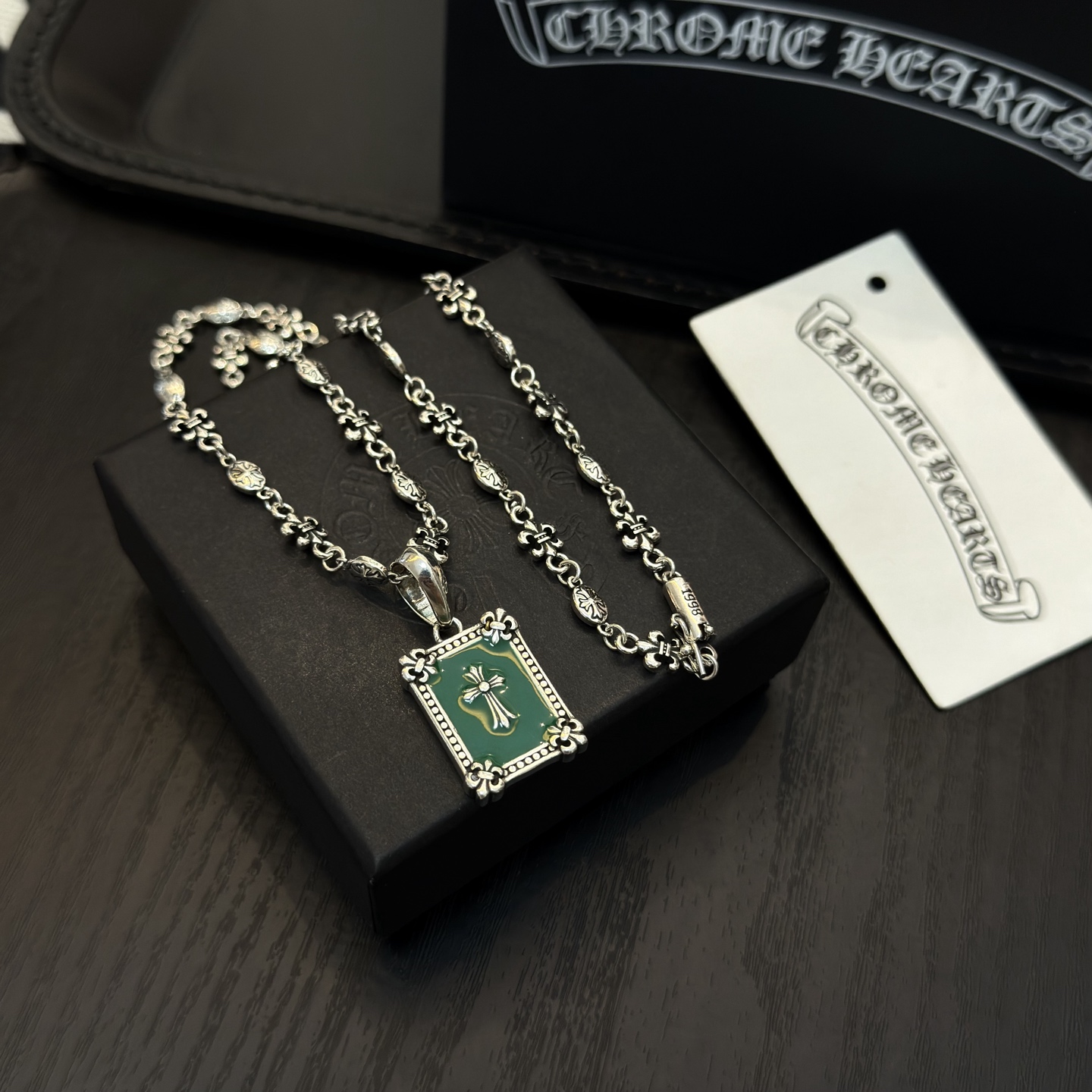 NO:381966,New [Counter Quality] Chrome Hearts Croxin classic retro cross ball necklace, square cross pendant, different pattern design styles with concave and convex shapes, presenting unique crosses. Cross Scout flowers are Croxin's ambitions, so they last longer. Genuine version of Chrome Hearts Croxin, differentiated from the market, benchmarked on the quality of the version, looking at the details of the letter printing, retro old gray oxygen level. Seiko version!  !  !  Pure handmade ~ Authentic model opening must-have fashion and fashion, both men and women can wear it, same style for couples, original official website, rock punk style silver style, retro elements, trendy and versatile!  , jewelry boutique, chrome hearts, chrome hearts, necklace19860909新款【专柜品质】Chrome Hearts克罗心经典复古十字花球项链,方牌十字架吊坠 凹凸造型不同的花纹设计风格 呈现出与众不同 十字架 童军花是克罗心的志 所以更经久不衰 正品打版Chrome Hearts克罗心 区别市场普通轻版 对版对标品质 看字印细节 复古做旧灰氧程度.精工版本！！！ 纯手工打造 ～正品开模潮流时尚必备 男女均可佩戴 情侣同款 官网原版 摇滚朋克泰银风格 复古元素 潮流百搭！,饰品精品,chrome hearts,chrome hearts,necklace,Jewelry