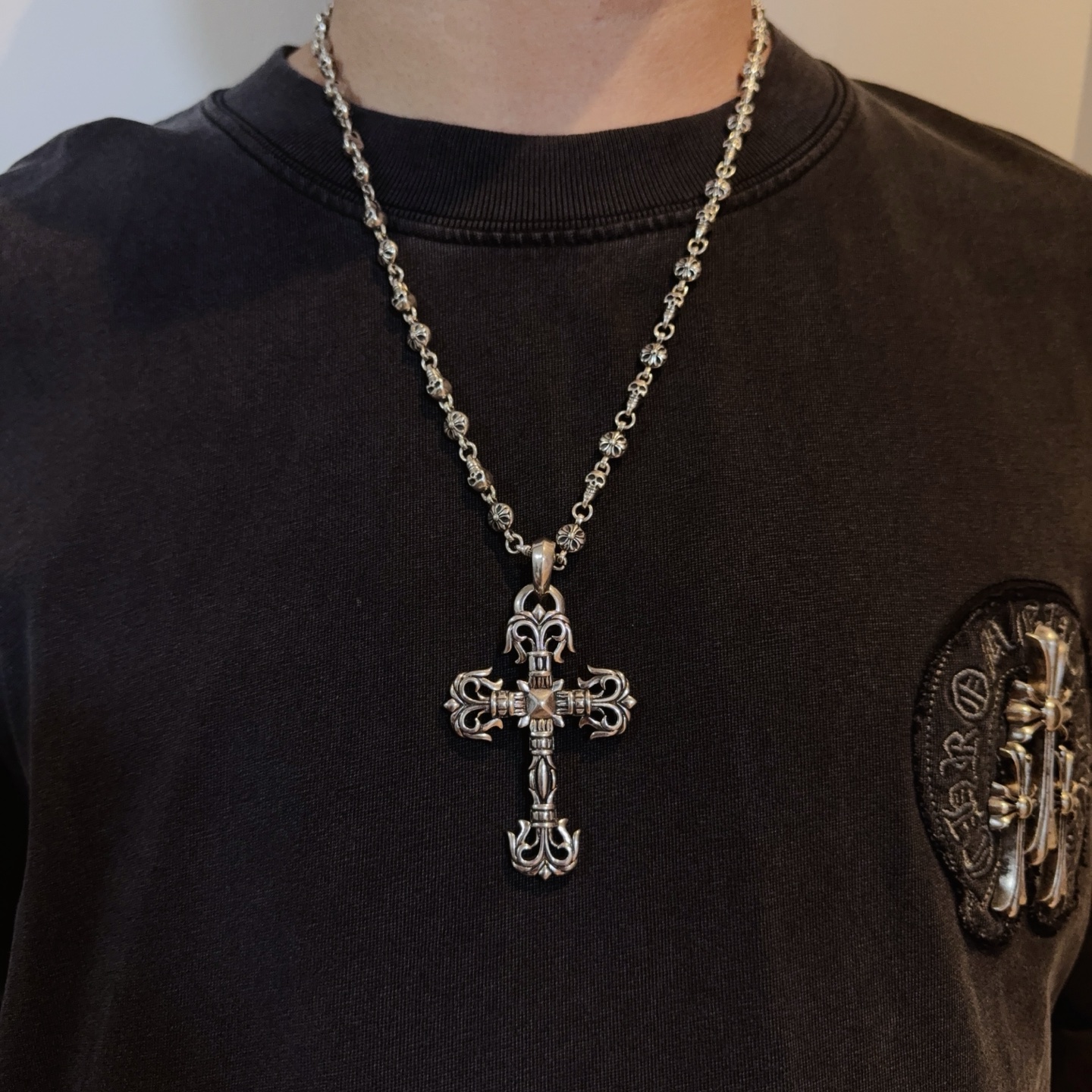 NO:381971,New [Counter Quality] Chrome Hearts Croxin Skull Cross Flower Ball Necklace, Large Flame Cross Pendant, Different Concave and Convex and Convex Design Styles, Showing a Different Style. Cross Scout Flowers are Croxin's ambitions, so they last longer. Genuine version of Chrome Hearts Croxin, differentiated from the market, benchmarked on the quality of the version, looking at the details of the letter printing, retro, old gray oxygen level. Seiko version!  !  !  Pure handmade ~ Authentic model opening must-have fashion and fashion, both men and women can wear it, same style for couples, original official website, rock punk style silver style, retro elements, trendy and versatile!  , jewelry boutique, chrome hearts, chrome hearts, necklace19860909新款【专柜品质】Chrome Hearts克罗心骷髅头十字花球项链,大号火焰十字架吊坠 凹凸造型不同的花纹设计风格 呈现出与众不同 十字架 童军花是克罗心的志 所以更经久不衰 正品打版Chrome Hearts克罗心 区别市场普通轻版 对版对标品质 看字印细节 复古做旧灰氧程度.精工版本！！！ 纯手工打造 ～正品开模潮流时尚必备 男女均可佩戴 情侣同款 官网原版 摇滚朋克泰银风格 复古元素 潮流百搭！,饰品精品,chrome hearts,chrome hearts,necklace,Jewelry