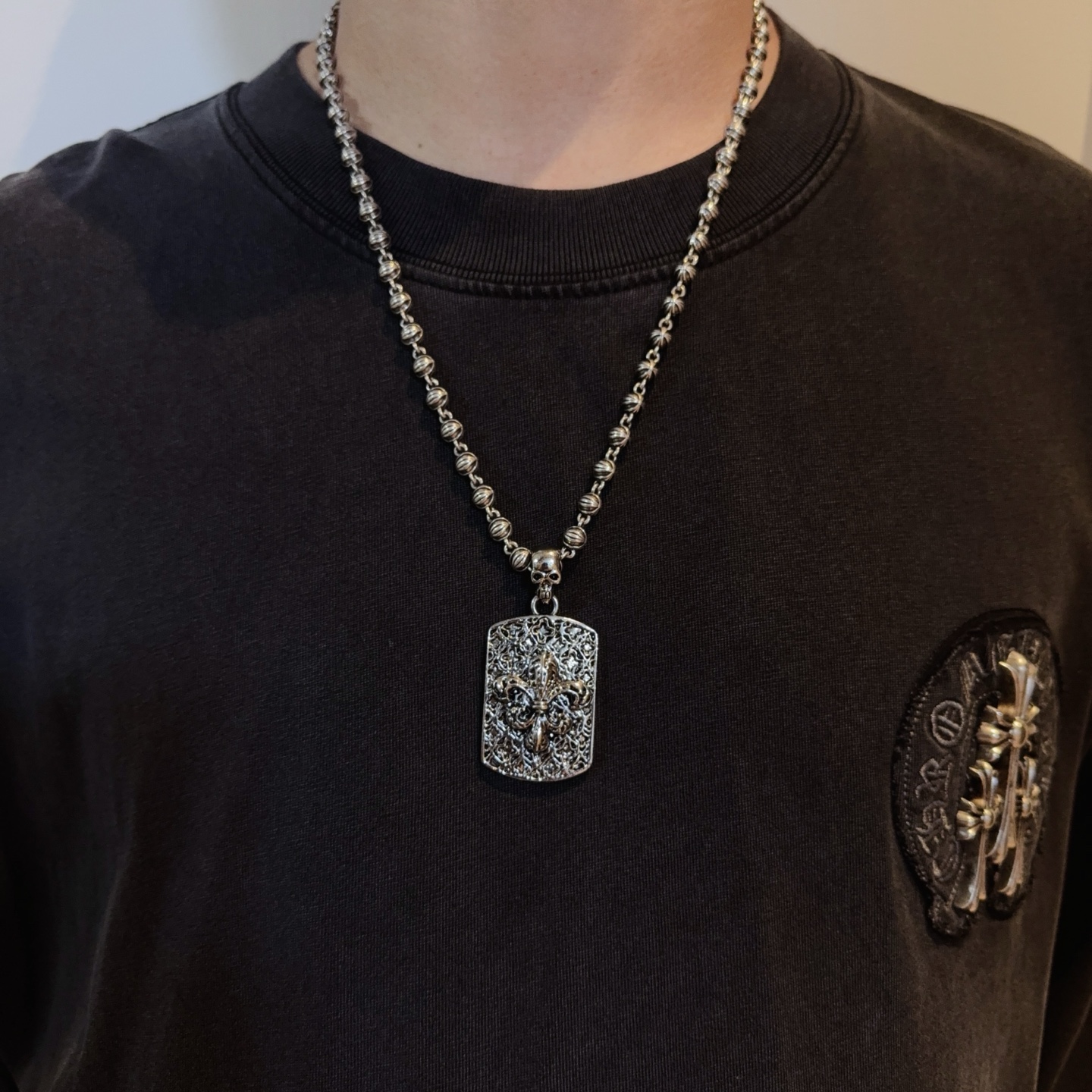 NO:381976,New [Counter Quality] Chrome Hearts Croxin classic retro cross ball necklace, square brand scout flower pendant, different pattern design styles with concave and convex shapes, presenting unique cross. The Scout flower is Croxin's ambition, so it lasts for a long time. Genuine version of Chrome Hearts Croxin, different from the market, benchmarking the quality of the version, looking at the details of the letter printing, retro old gray oxygen level. Seiko version!  !  !  Pure handmade ~ Authentic model opening must-have fashion and fashion, both men and women can wear it, same style for couples, original official website, rock punk style silver style, retro elements, trendy and versatile!  , jewelry boutique, chrome hearts, chrome hearts, necklace19860909新款【专柜品质】Chrome Hearts克罗心经典复古十字花球项链,方牌童军花吊坠 凹凸造型不同的花纹设计风格 呈现出与众不同 十字架 童军花是克罗心的志 所以更经久不衰 正品打版Chrome Hearts克罗心 区别市场普通轻版 对版对标品质 看字印细节 复古做旧灰氧程度.精工版本！！！ 纯手工打造 ～正品开模潮流时尚必备 男女均可佩戴 情侣同款 官网原版 摇滚朋克泰银风格 复古元素 潮流百搭！,饰品精品,chrome hearts,chrome hearts,necklace,Jewelry