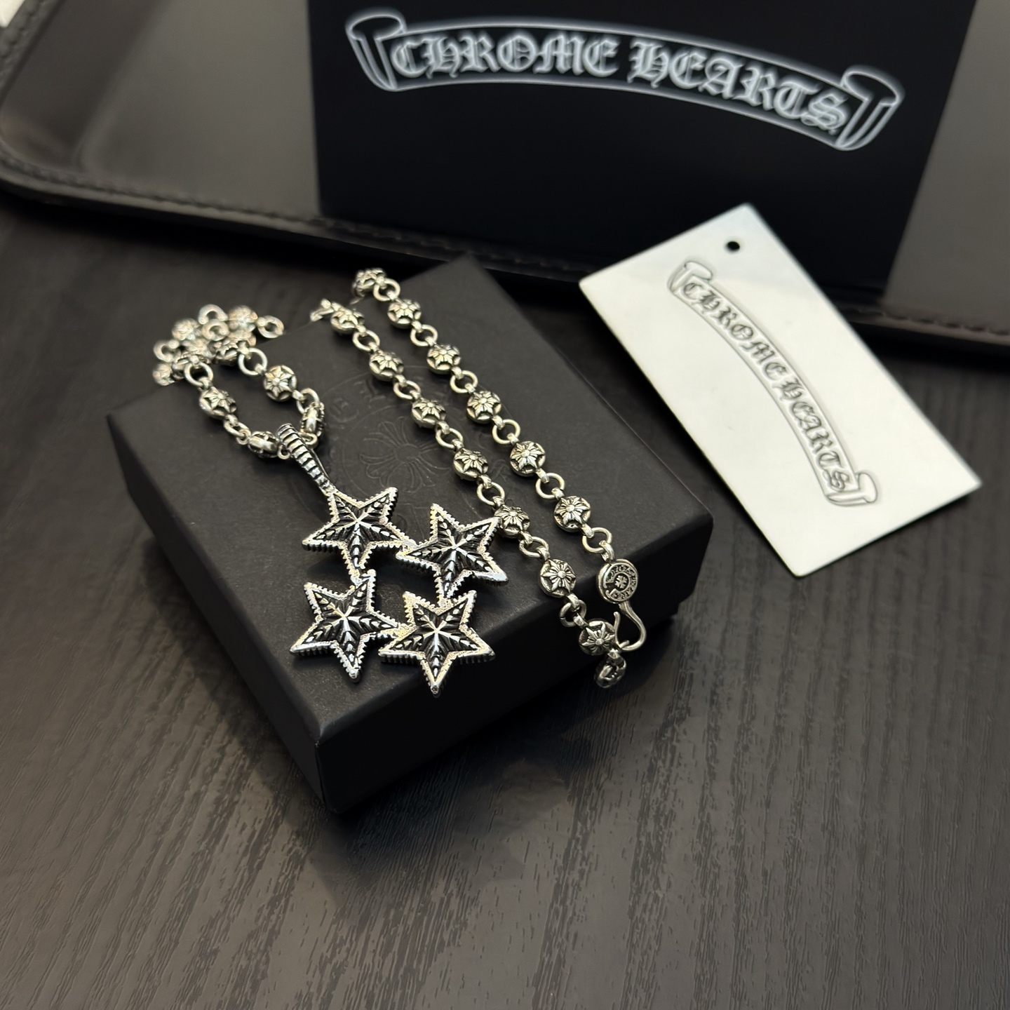 NO:381981,New [Counter Quality] Chrome Hearts Croxin classic retro hexagram flower ball necklace, five-star flower pendant, different pattern design styles with concave and convex shapes, presenting uniqueness. Cross Scout flowers are Croxin's ambitions, so they last longer. Genuine version of Chrome Hearts Croxin, differentiated from the market, benchmarked on the quality of the version, looking at the details of the letter printing, retro old gray oxygen level. Seiko version!  !  !  Pure handmade ~ Authentic model opening must-have fashion and fashion, both men and women can wear it, same style for couples, original official website, rock punk style silver style, retro elements, trendy and versatile!  , jewelry boutique, chrome hearts, chrome hearts, necklace19860909新款【专柜品质】Chrome Hearts克罗心经典复古六芒星花球项链,五星花吊坠 凹凸造型不同的花纹设计风格 呈现出与众不同 十字架 童军花是克罗心的志 所以更经久不衰 正品打版Chrome Hearts克罗心 区别市场普通轻版 对版对标品质 看字印细节 复古做旧灰氧程度.精工版本！！！ 纯手工打造 ～正品开模潮流时尚必备 男女均可佩戴 情侣同款 官网原版 摇滚朋克泰银风格 复古元素 潮流百搭！,饰品精品,chrome hearts,chrome hearts,necklace,Jewelry