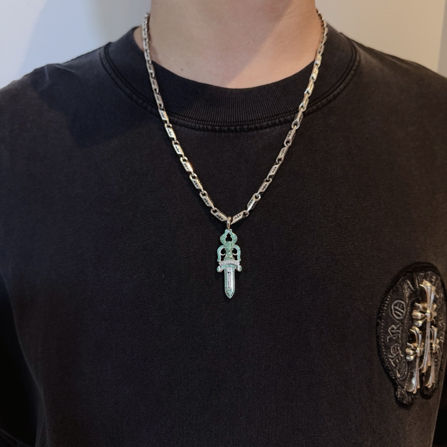 NO:381986,New [Counter Quality] Chrome Hearts Cross Necklace, Green Diamond Sword Pendant, Different Concave and Convex and Convex Scout Flowers are Croxin's ambition, so they last longer. Genuine version of Chrome Hearts Croxin, different from the market, benchmark the quality of the version, look at the details of the letter printing, retro, old gray oxygen level. Seiko version!  !  !  Pure handmade ~ Authentic model opening must-have fashion and fashion, both men and women can wear it, same style for couples, original official website, rock punk style silver style, retro elements, trendy and versatile!  , jewelry boutique, chrome hearts, chrome hearts, necklace19860909新款【专柜品质】Chrome Hearts克罗心十字架项链,绿钻宝剑吊坠 凹凸造型不同的花纹设计风格 呈现出与众不同 十字架 童军花是克罗心的志 所以更经久不衰 正品打版Chrome Hearts克罗心 区别市场普通轻版 对版对标品质 看字印细节 复古做旧灰氧程度.精工版本！！！ 纯手工打造 ～正品开模潮流时尚必备 男女均可佩戴 情侣同款 官网原版 摇滚朋克泰银风格 复古元素 潮流百搭！,饰品精品,chrome hearts,chrome hearts,necklace,Jewelry