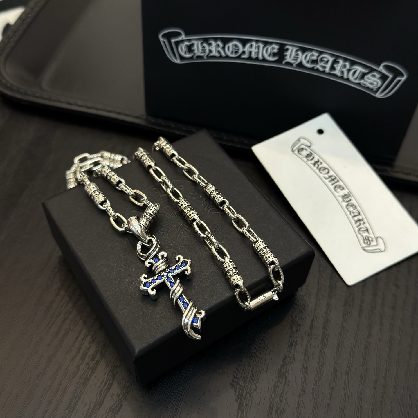 NO:381991,New [Counter Quality] Chrome Hearts Croxin classic retro cross necklace, blue diamond cross pendant, different pattern design styles with concave and convex shapes present uniqueness. Cross Scout flowers are Croxin's ambitions, so they last longer. Genuine version of Chrome Hearts Croxin, differentiated from the market, benchmarked on the quality of the version, looked at the details of the letter printing, retro old gray oxygen level. Seiko version!  !  !  Pure handmade ~ Authentic model opening must-have fashion and fashion, both men and women can wear it, same style for couples, original official website, rock punk style silver style, retro elements, trendy and versatile!  , jewelry boutique, chrome hearts, chrome hearts, necklace19860909新款【专柜品质】Chrome Hearts克罗心经典复古十字架项链,蓝钻十字架吊坠 凹凸造型不同的花纹设计风格 呈现出与众不同 十字架 童军花是克罗心的志 所以更经久不衰 正品打版Chrome Hearts克罗心 区别市场普通轻版 对版对标品质 看字印细节 复古做旧灰氧程度.精工版本！！！ 纯手工打造 ～正品开模潮流时尚必备 男女均可佩戴 情侣同款 官网原版 摇滚朋克泰银风格 复古元素 潮流百搭！,饰品精品,chrome hearts,chrome hearts,necklace,Jewelry