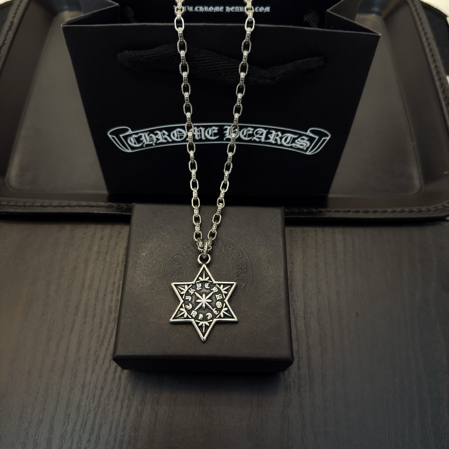 NO:381952,New [Counter Quality] Chrome Hearts Croxin classic retro cross necklace, hexagram pendant, different concave and convex shapes, presenting unique styles. Cross Scout flowers are Croxin's ambition, so they last longer. Genuine version of Chrome Hearts Croxin, differentiated from the market, benchmarked on the quality of the version, looking at the details of the letter printing, retro old gray oxygen level. Seiko version!  !  !  Pure handmade ~ Authentic model opening must-have fashion and fashion, both men and women can wear it, same style for couples, original official website, rock punk style silver style, retro elements, trendy and versatile!  , jewelry boutique, chrome hearts, chrome hearts, necklace19860909新款【专柜品质】Chrome Hearts克罗心经典复古十字架项链,六芒星吊坠 凹凸造型不同的花纹设计风格 呈现出与众不同 十字架 童军花是克罗心的志 所以更经久不衰 正品打版Chrome Hearts克罗心 区别市场普通轻版 对版对标品质 看字印细节 复古做旧灰氧程度.精工版本！！！ 纯手工打造 ～正品开模潮流时尚必备 男女均可佩戴 情侣同款 官网原版 摇滚朋克泰银风格 复古元素 潮流百搭！,饰品精品,chrome hearts,chrome hearts,necklace,Jewelry