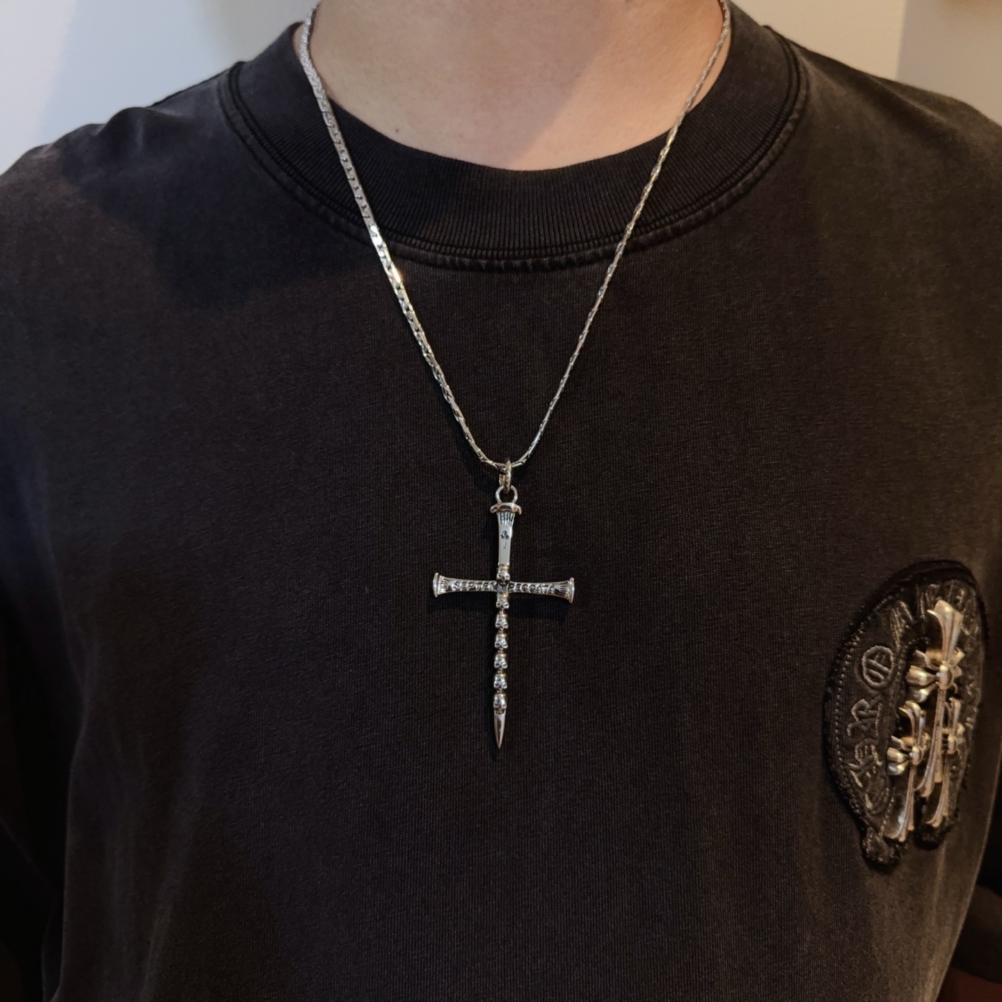 NO:381955,New [Counter Quality] Chrome Hearts Croxin classic necklace, cross pendant, different pattern design styles with concave and convex shapes, presenting uniqueness. Cross Scout flowers are Croxin's ambitions, so they last longer. Genuine version of Chrome Hearts Croxin, differentiated from the market, benchmarked on the quality of the version, looking at the details of the letter printing, retro, old gray oxygen level. Seiko version!  !  !  Pure handmade ~ Authentic model opening must-have fashion and fashion, both men and women can wear it, same style for couples, original official website, rock punk style silver style, retro elements, trendy and versatile!  , jewelry boutique, chrome hearts, chrome hearts, necklace19860909新款【专柜品质】Chrome Hearts克罗心经典项链,十字架吊坠 凹凸造型不同的花纹设计风格 呈现出与众不同 十字架 童军花是克罗心的志 所以更经久不衰 正品打版Chrome Hearts克罗心 区别市场普通轻版 对版对标品质 看字印细节 复古做旧灰氧程度.精工版本！！！ 纯手工打造 ～正品开模潮流时尚必备 男女均可佩戴 情侣同款 官网原版 摇滚朋克泰银风格 复古元素 潮流百搭！,饰品精品,chrome hearts,chrome hearts,necklace,Jewelry