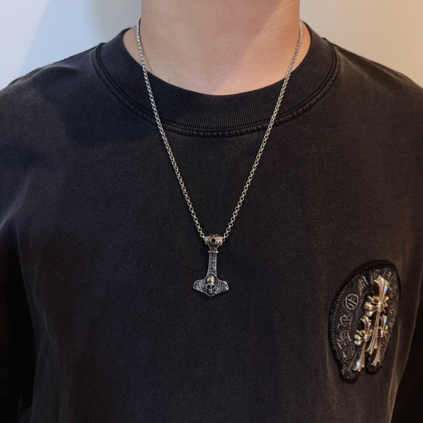 NO:381959,New [Counter Quality] Chrome Hearts Croxin classic necklace, skull pendant, different pattern design styles with concave and convex shapes, presenting uniqueness. Cross Scout flowers are Croxin's ambitions, so they last longer. Genuine version of Chrome Hearts Croxin, differentiated from the market, benchmarked on the quality of the version, looking at the details of the letter printing, retro, old gray oxygen level. Seiko version!  !  !  Pure handmade ~ Authentic model opening must-have fashion and fashion, both men and women can wear it, same style for couples, original official website, rock punk style silver style, retro elements, trendy and versatile!  , jewelry boutique, chrome hearts, chrome hearts, necklace19860909新款【专柜品质】Chrome Hearts克罗心经典项链,骷髅头吊坠 凹凸造型不同的花纹设计风格 呈现出与众不同 十字架 童军花是克罗心的志 所以更经久不衰 正品打版Chrome Hearts克罗心 区别市场普通轻版 对版对标品质 看字印细节 复古做旧灰氧程度.精工版本！！！ 纯手工打造 ～正品开模潮流时尚必备 男女均可佩戴 情侣同款 官网原版 摇滚朋克泰银风格 复古元素 潮流百搭！,饰品精品,chrome hearts,chrome hearts,necklace,Jewelry