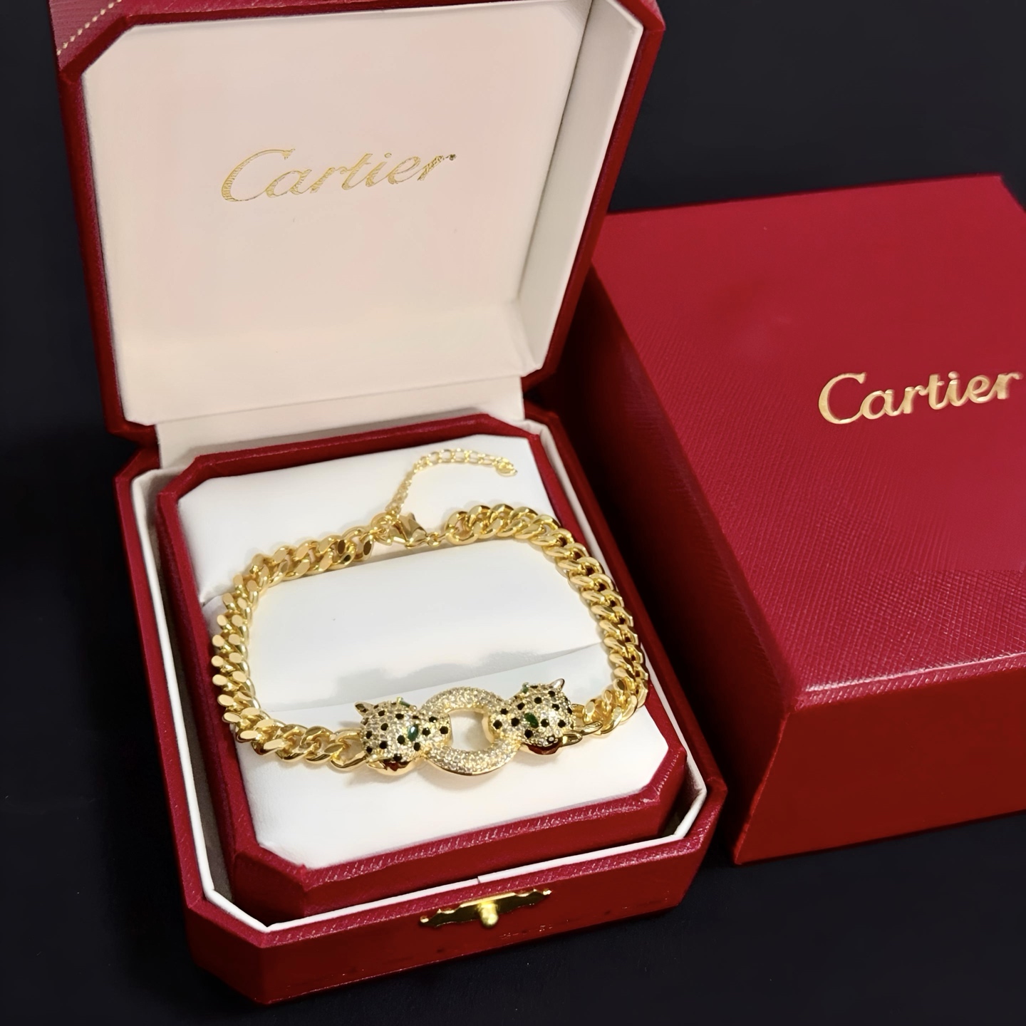 NO:382255,Cartier leopard head diamond bracelet, high-end customized version, diamond inlay craftsmanship, V-gold material, classic and fashionable style, reconstructing love aesthetics with sharp lines!  Breaking the convention, diamond-inlaid design creates a high-end ceiling - no need to build glitz, love should be pure as before. Cartier is loved by many celebrities and internet celebrities. The Leopard series bracelet is definitely an eternal classic, and there is no limit on men and women, and no limit on age!  Wear it you are the focus!  , jewelry boutique, cartier, bracelet, bracelet19860909卡地亚豹头镶钻手链 高端定制版本 镶嵌钻工艺 V金材质 经典而时尚风格 用凌厉线条重构爱情美学！打破常规,镶嵌钻设计反而成就高级感天花板——无需浮华堆砌,爱本应纯粹如初 卡地亚受众多明星网红的爱戴 豹子系列手镯 绝对是永恒经典 而且男女不限 年龄不限 ！戴上它你就是焦点！,饰品精品,cartier,bracelet,bracelet,Jewelry