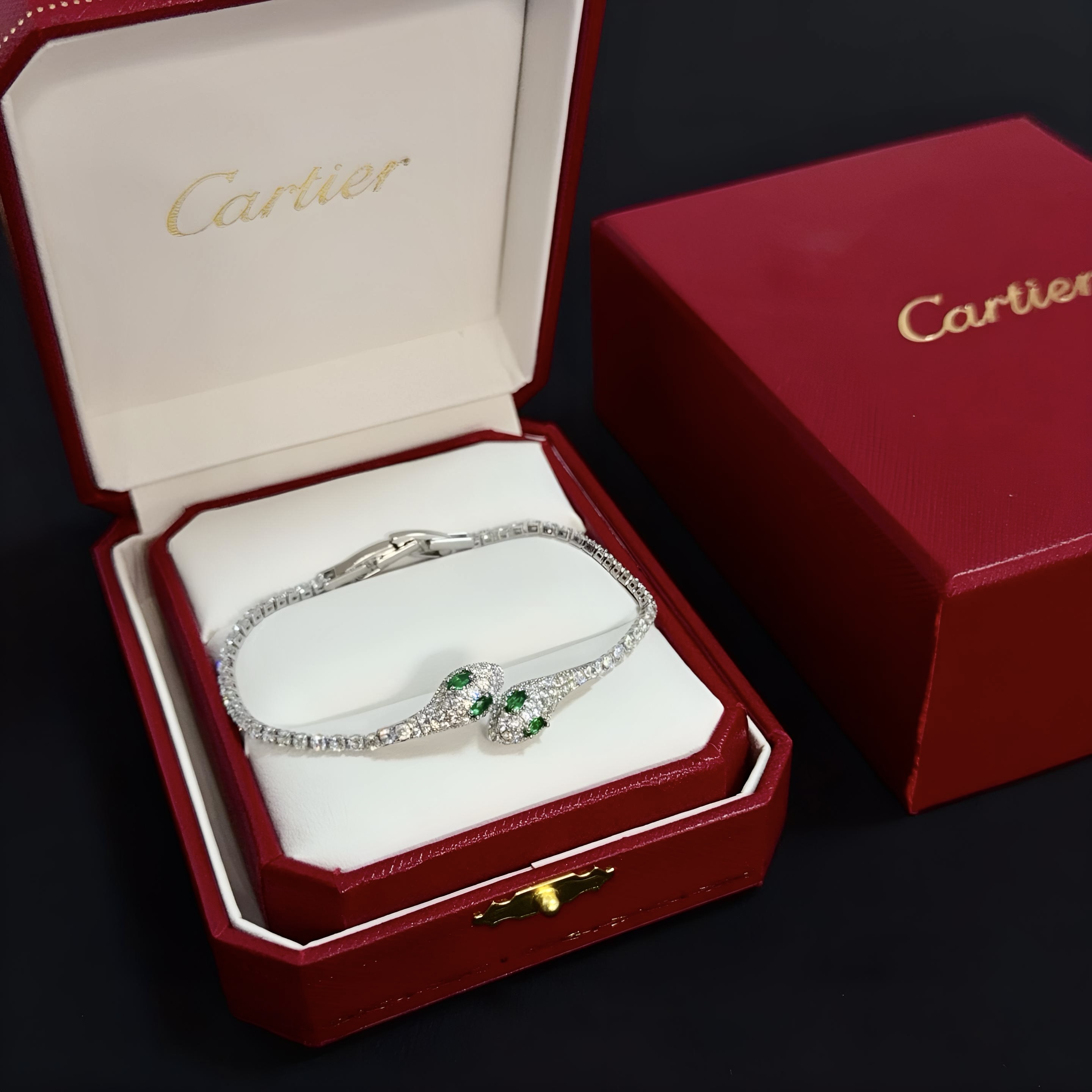 NO:382258,Cartier snake head diamond bracelet, high-end customized version, diamond inlay craftsmanship, V-gold material, classic and fashionable style, reconstructing love aesthetics with sharp lines!  Breaking the convention, diamond-inlaid design creates a high-end ceiling - no need to build glitz, love should be pure as before. Cartier is loved by many celebrities and internet celebrities. The Leopard series bracelet is definitely an eternal classic, and there is no limit on men and women, and no limit on age!  Wear it you are the focus!  , jewelry boutique, cartier, bracelet, bracelet19860909卡地亚蛇头镶钻手链 高端定制版本 镶嵌钻工艺 V金材质 经典而时尚风格 用凌厉线条重构爱情美学！打破常规,镶嵌钻设计反而成就高级感天花板——无需浮华堆砌,爱本应纯粹如初 卡地亚受众多明星网红的爱戴 豹子系列手镯 绝对是永恒经典 而且男女不限 年龄不限 ！戴上它你就是焦点！,饰品精品,cartier,bracelet,bracelet,Jewelry