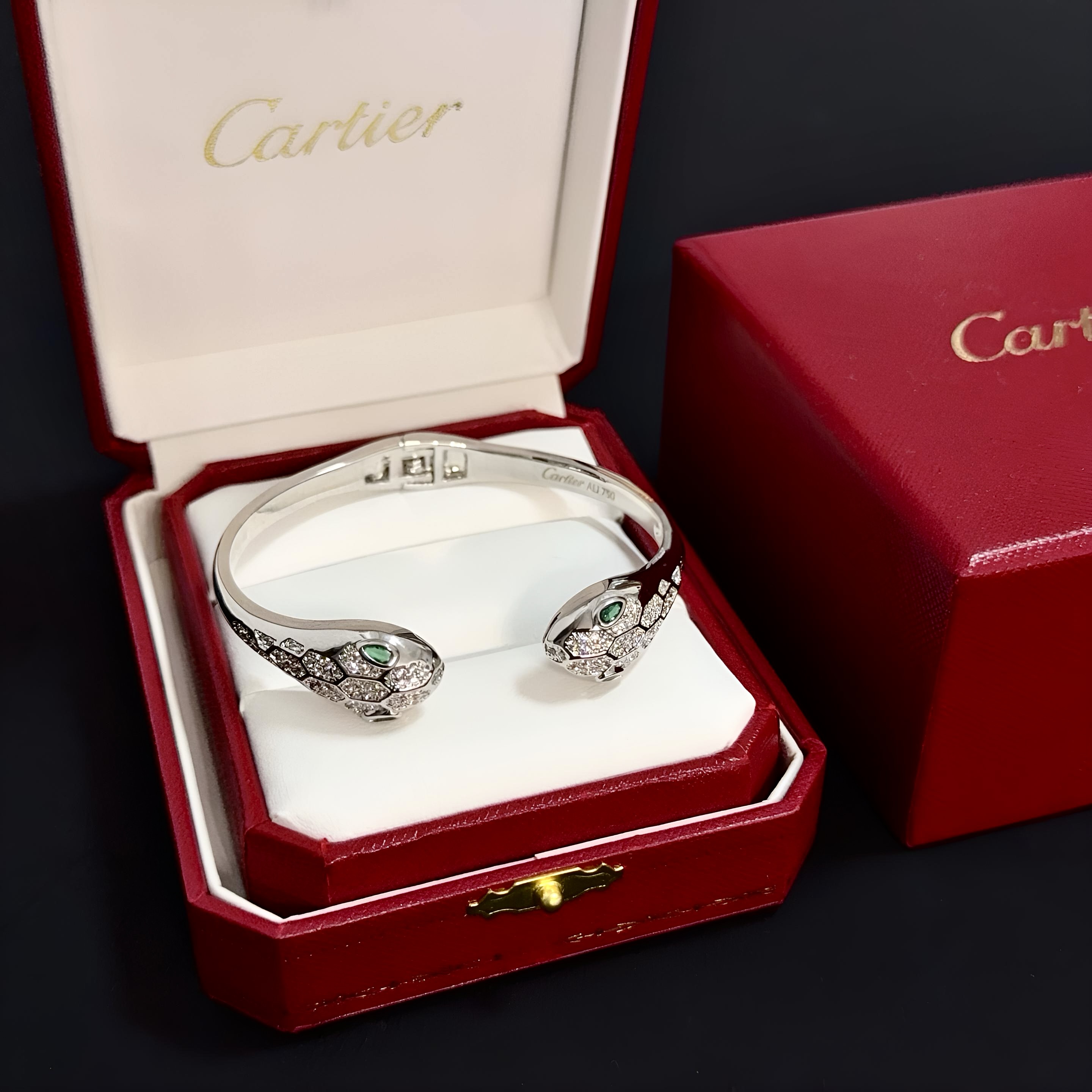 NO:382267,Cartier diamond-set bracelet, high-end customized version, diamond-set craftsmanship, V-gold material, classic and fashionable style, reconstructing love aesthetics with sharp lines!  Breaking the convention, diamond-inlaid design creates a high-end ceiling - no need to build glitz, love should be pure as before. Cartier is loved by many celebrities and internet celebrities. The Leopard series bracelet is definitely an eternal classic, and there is no limit on men and women, and no limit on age!  Wear it you are the focus!  , jewelry boutique, cartier, bracelet19860909卡地亚镶钻手镯 高端定制版本 镶嵌钻工艺 V金材质 经典而时尚风格 用凌厉线条重构爱情美学！打破常规,镶嵌钻设计反而成就高级感天花板——无需浮华堆砌,爱本应纯粹如初 卡地亚受众多明星网红的爱戴 豹子系列手镯 绝对是永恒经典 而且男女不限 年龄不限 ！戴上它你就是焦点！,饰品精品,cartier,bracelet,Jewelry