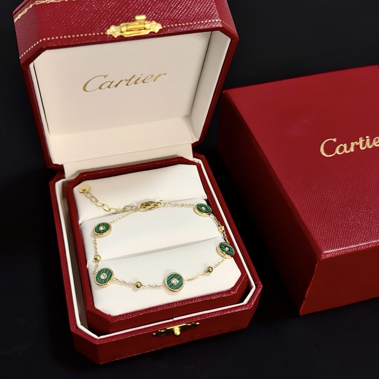 NO:382271,Cartier diamond bracelet, high-end customized version, diamond inlay craft, V-gold material, classic and fashionable style, reconstructing love aesthetics with sharp lines!  Breaking the convention, diamond-inlaid design creates a high-end ceiling - no need to build glitz, love should be pure as before. Cartier is loved by many celebrities and internet celebrities. The Leopard series bracelet is definitely an eternal classic, and there is no limit on men and women, and no limit on age!  Wear it you are the focus!  , jewelry boutique, cartier, bracelet, bracelet19860909卡地亚镶钻手链 高端定制版本 镶嵌钻工艺 V金材质 经典而时尚风格 用凌厉线条重构爱情美学！打破常规,镶嵌钻设计反而成就高级感天花板——无需浮华堆砌,爱本应纯粹如初 卡地亚受众多明星网红的爱戴 豹子系列手镯 绝对是永恒经典 而且男女不限 年龄不限 ！戴上它你就是焦点！,饰品精品,cartier,bracelet,bracelet,Jewelry