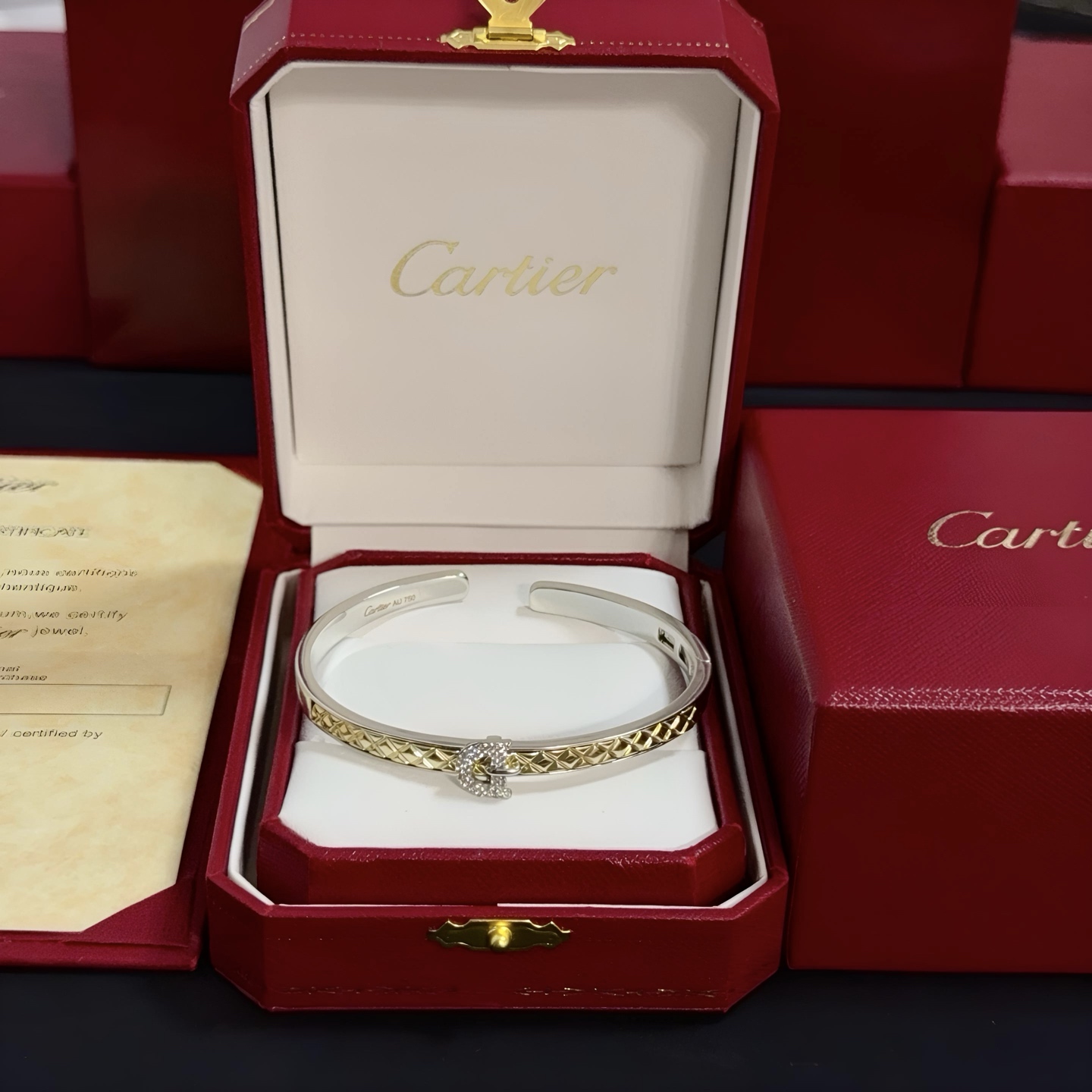 NO:382275,Cartier diamond-set bracelet, high-end customized version, diamond-set craftsmanship, V-gold material, classic and fashionable style, reconstructing love aesthetics with sharp lines!  Breaking the convention, diamond-inlaid design creates a high-end ceiling - no need to build glitz, love should be pure as before. Cartier is loved by many celebrities and internet celebrities. The Leopard series bracelet is definitely an eternal classic, and there is no limit on men and women, and no limit on age!  Wear it you are the focus!  , jewelry boutique, cartier, bracelet19860909卡地亚镶钻手镯 高端定制版本 镶嵌钻工艺 V金材质 经典而时尚风格 用凌厉线条重构爱情美学！打破常规,镶嵌钻设计反而成就高级感天花板——无需浮华堆砌,爱本应纯粹如初 卡地亚受众多明星网红的爱戴 豹子系列手镯 绝对是永恒经典 而且男女不限 年龄不限 ！戴上它你就是焦点！,饰品精品,cartier,bracelet,Jewelry